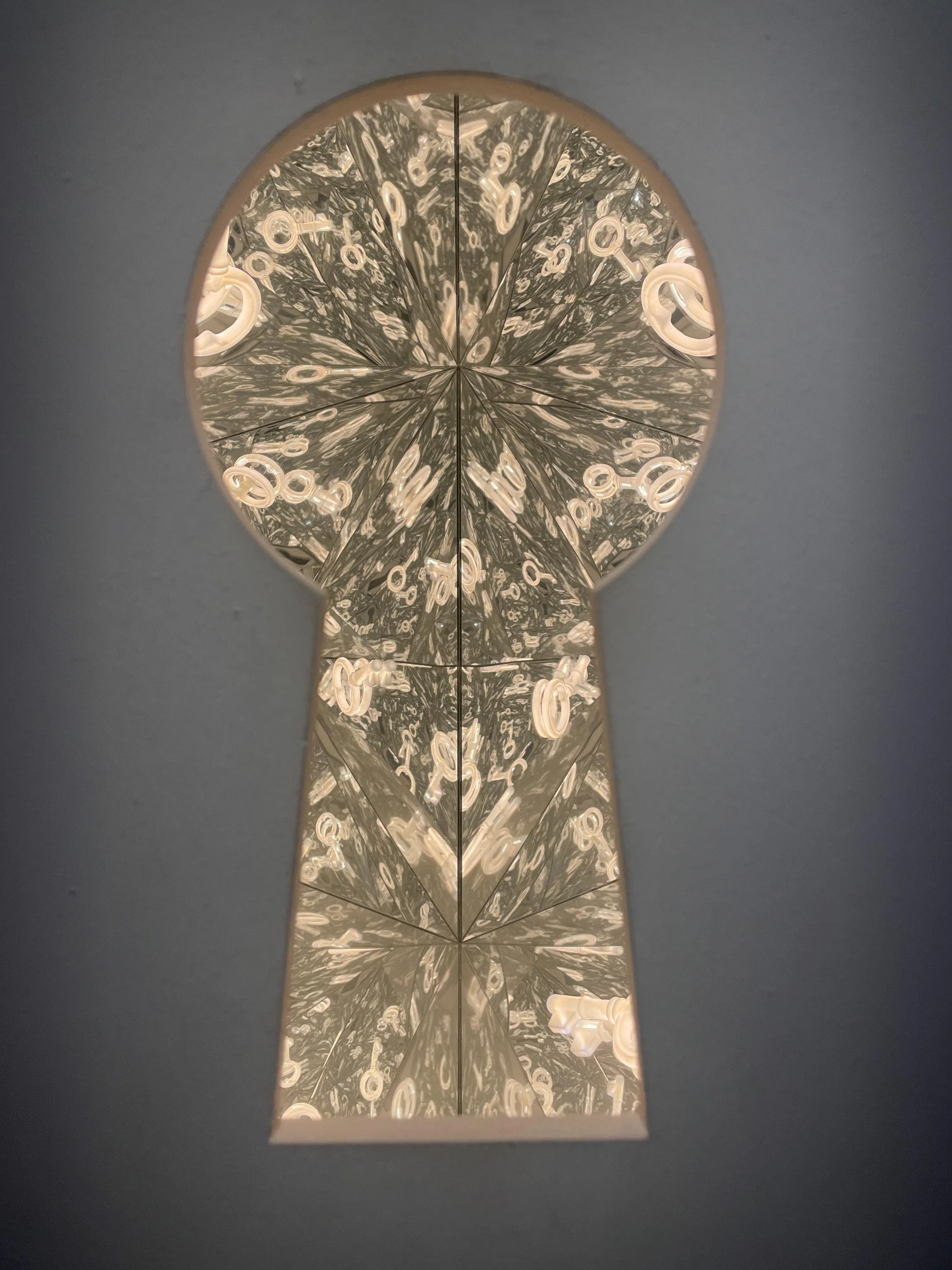 望入钥匙孔能看见Skullpanda围困与解脱的世界。（林方伟摄）