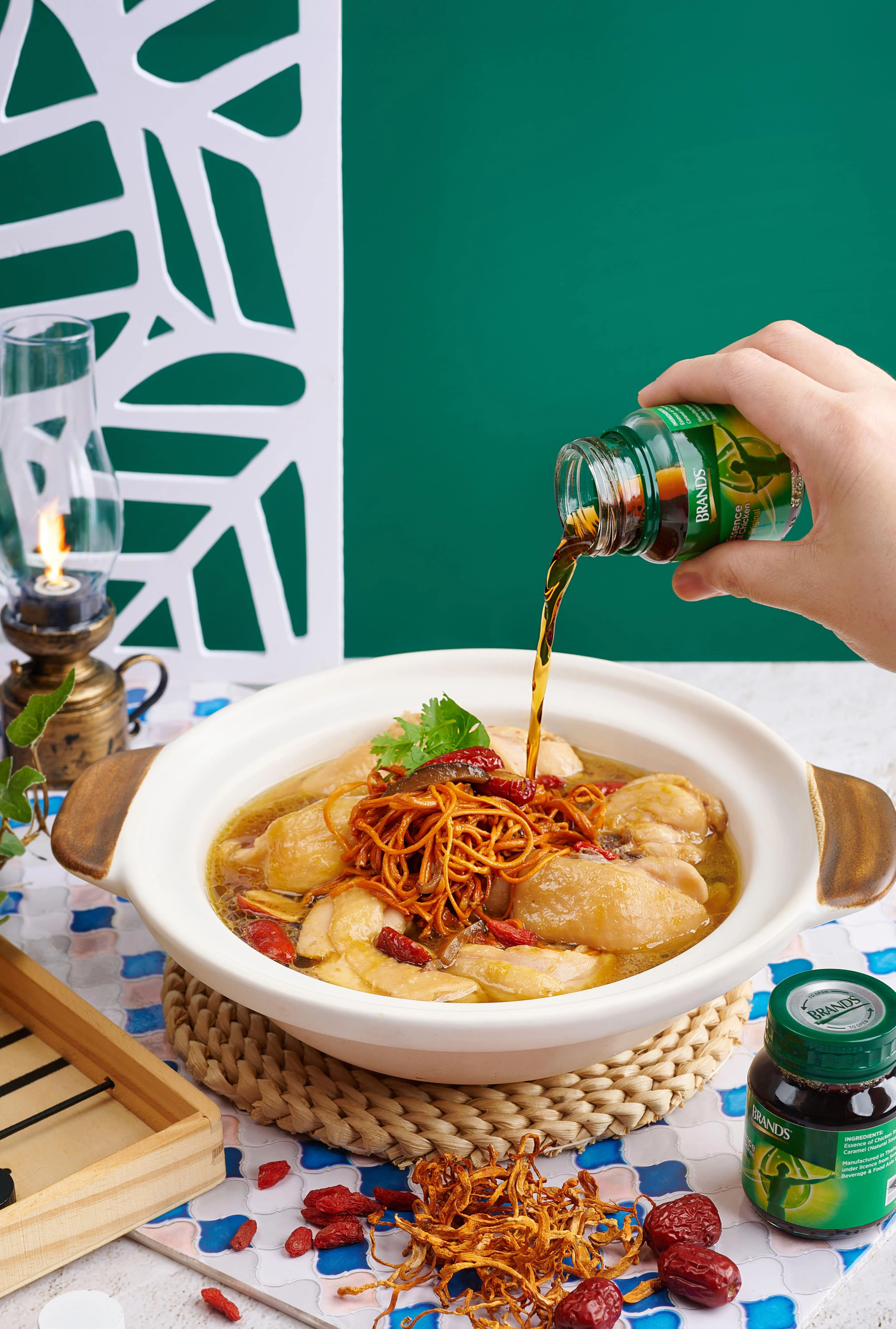 鸡精虫草花鸡，结合虫草花的天然甘甜与鸡肉的浓郁鲜味。（餐馆提供）