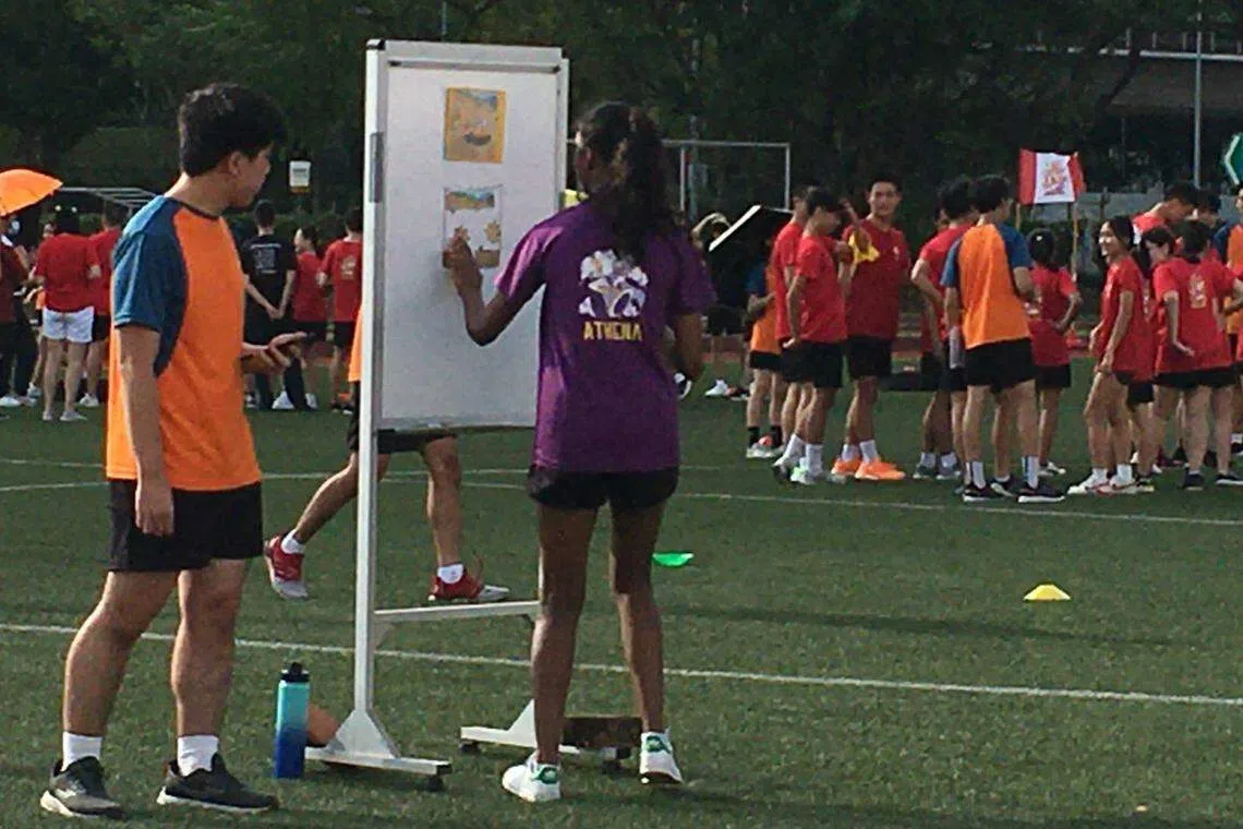 参与“智慧碎片”活动的学生保持冷静，尽所能在短时间内拼好图。（安德逊实龙岗初级学院提供）