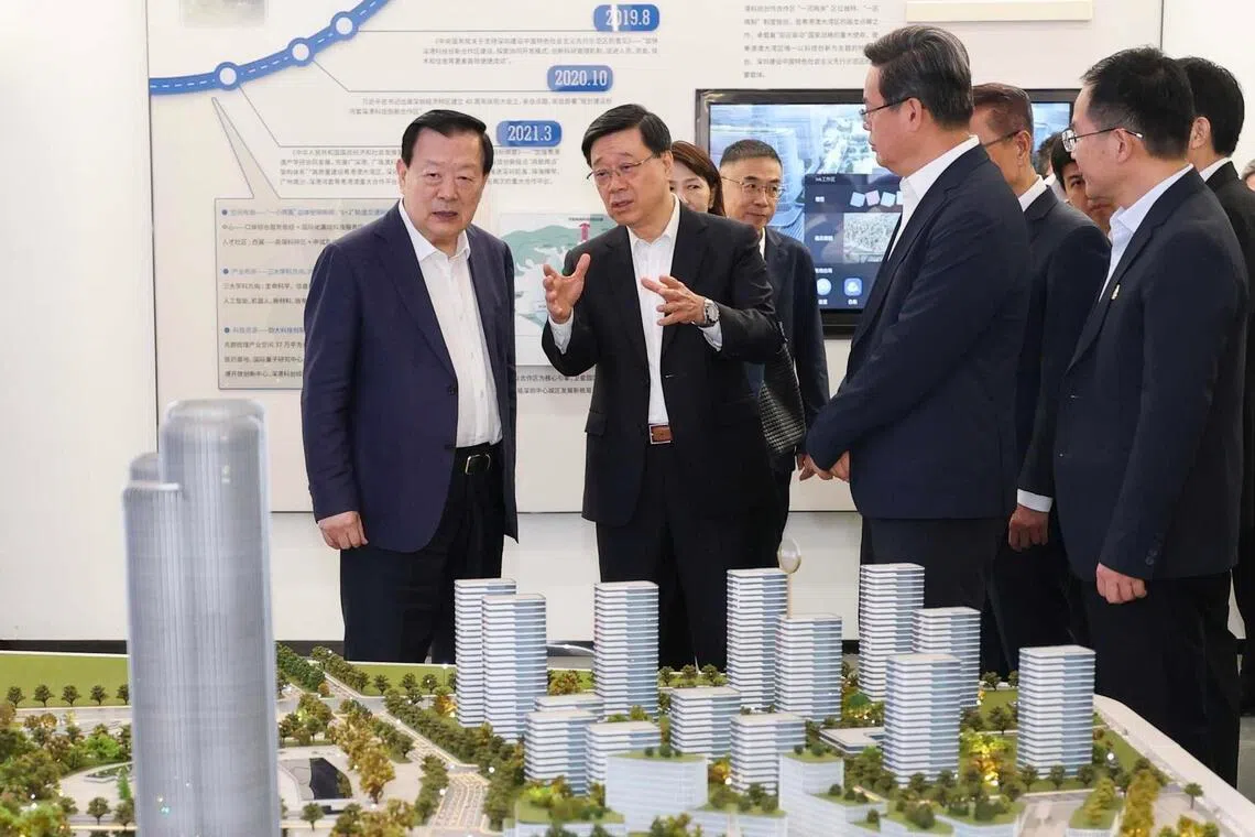 中共中央港澳工作办公室主任、中国国务院港澳事务办公室主任夏宝龙（左一）星期三（6月17日）上午由香港特首李家超（左二）等陪同考察新皇岗口岸，听取有关皇岗口岸重建情况的汇报，了解粤港澳大湾区互联互通和港深通关便利化情况。（中新社）
