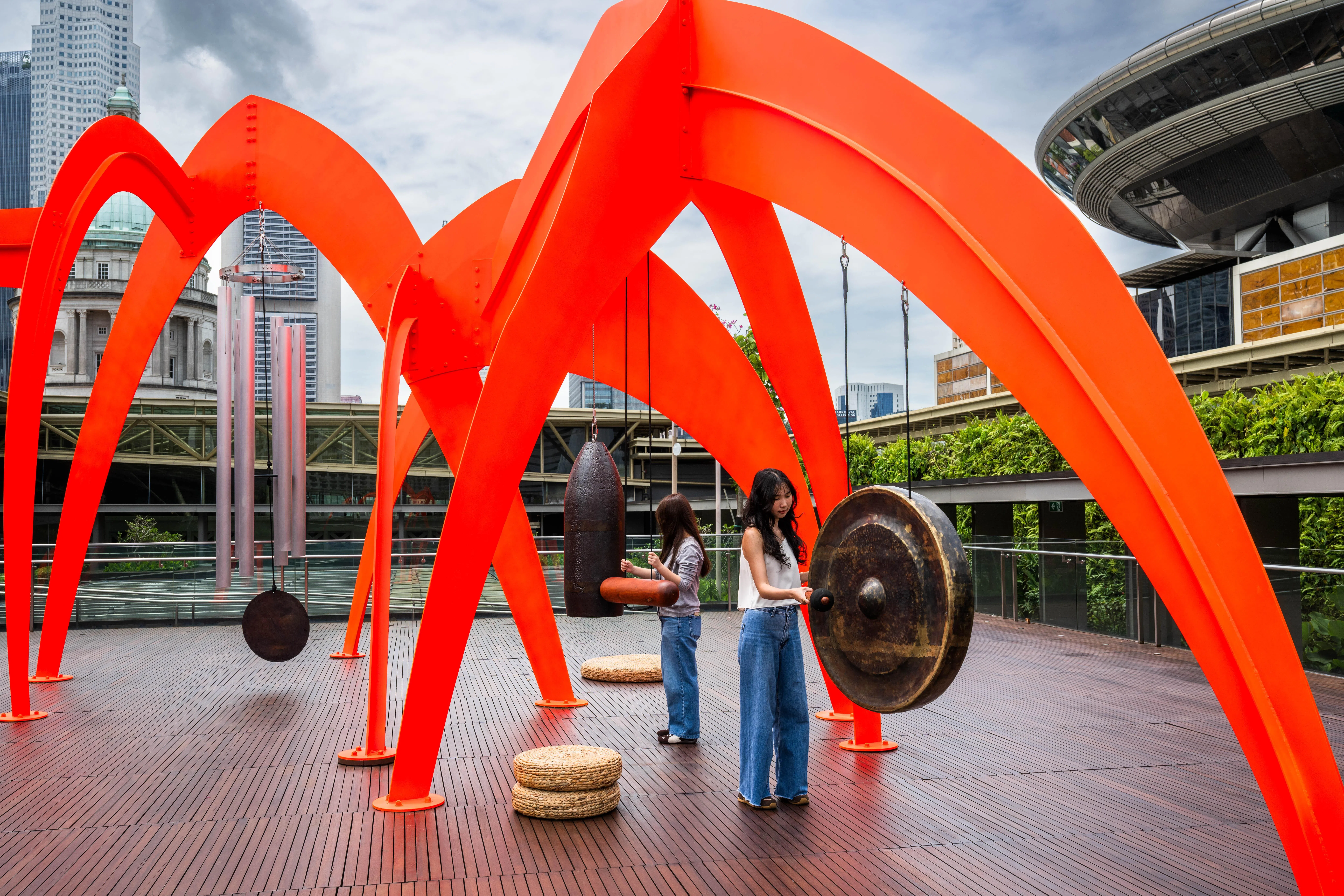 新加坡国家美术馆黄廷方屋顶花园展示美国越南裔艺术家阮俊的装置《寺庙》。（新加坡国家美术馆提供）