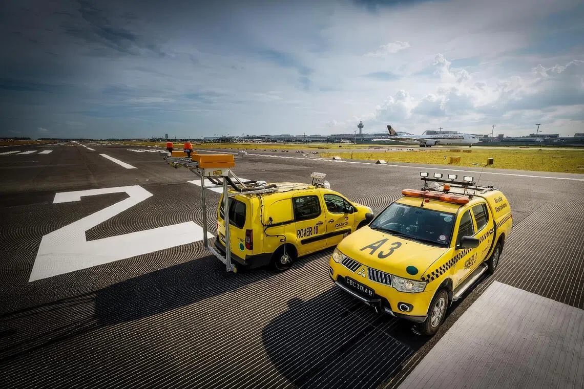 樟宜机场集团也在机场跑道表层增设梯形凹槽，这能改善路面积水排放，也方便清除轮胎残留物。（樟宜机场集团提供）