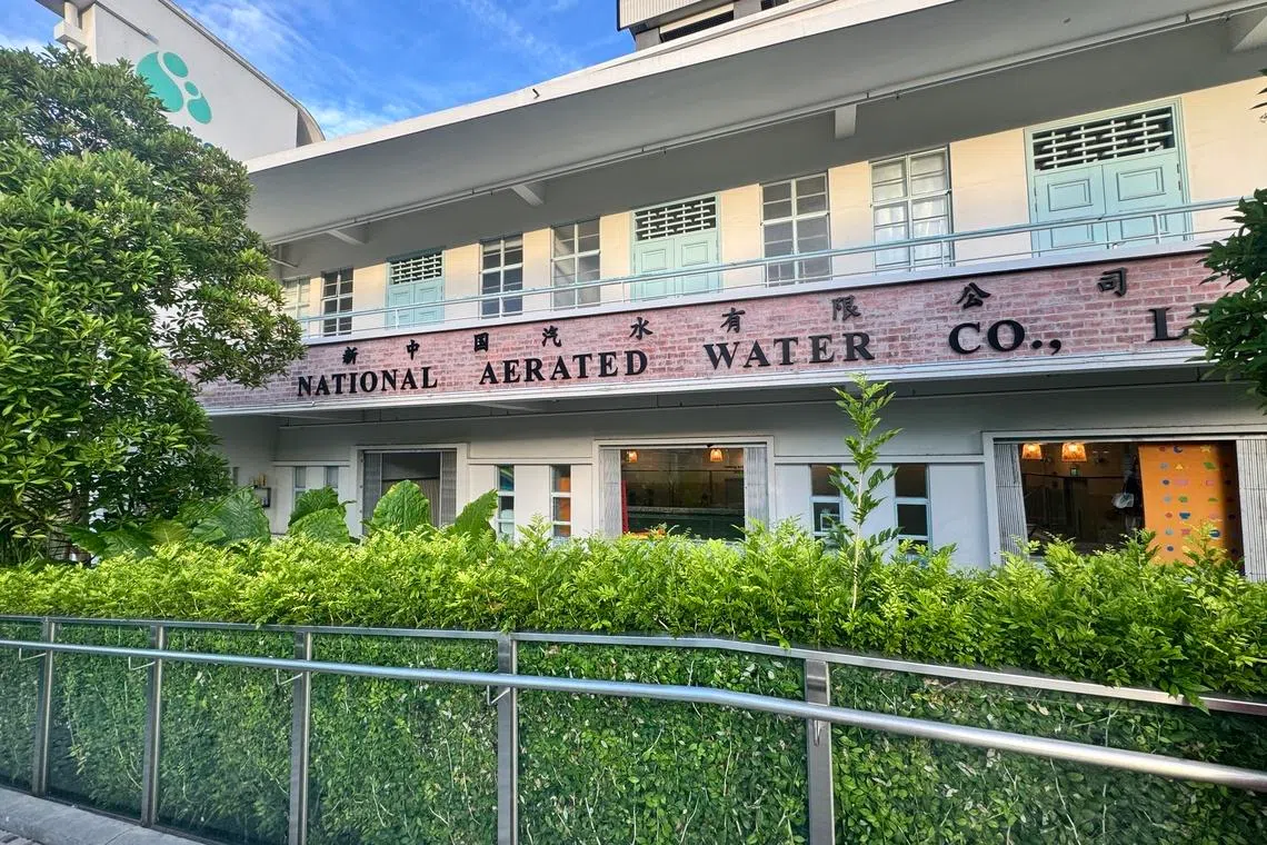 新中国汽水有限公司生产的Sinalco和Kickapoo，曾是不少人童年的味道。（翁铭芯摄）