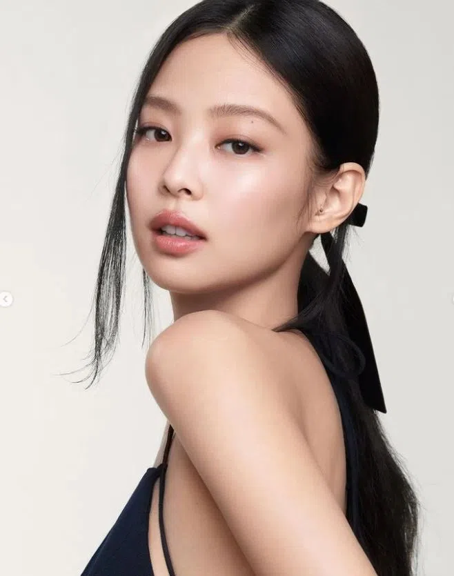 天生娃娃脸的Jennie，两颗门牙微微前突，顶起唇线轮廓。（互联网）