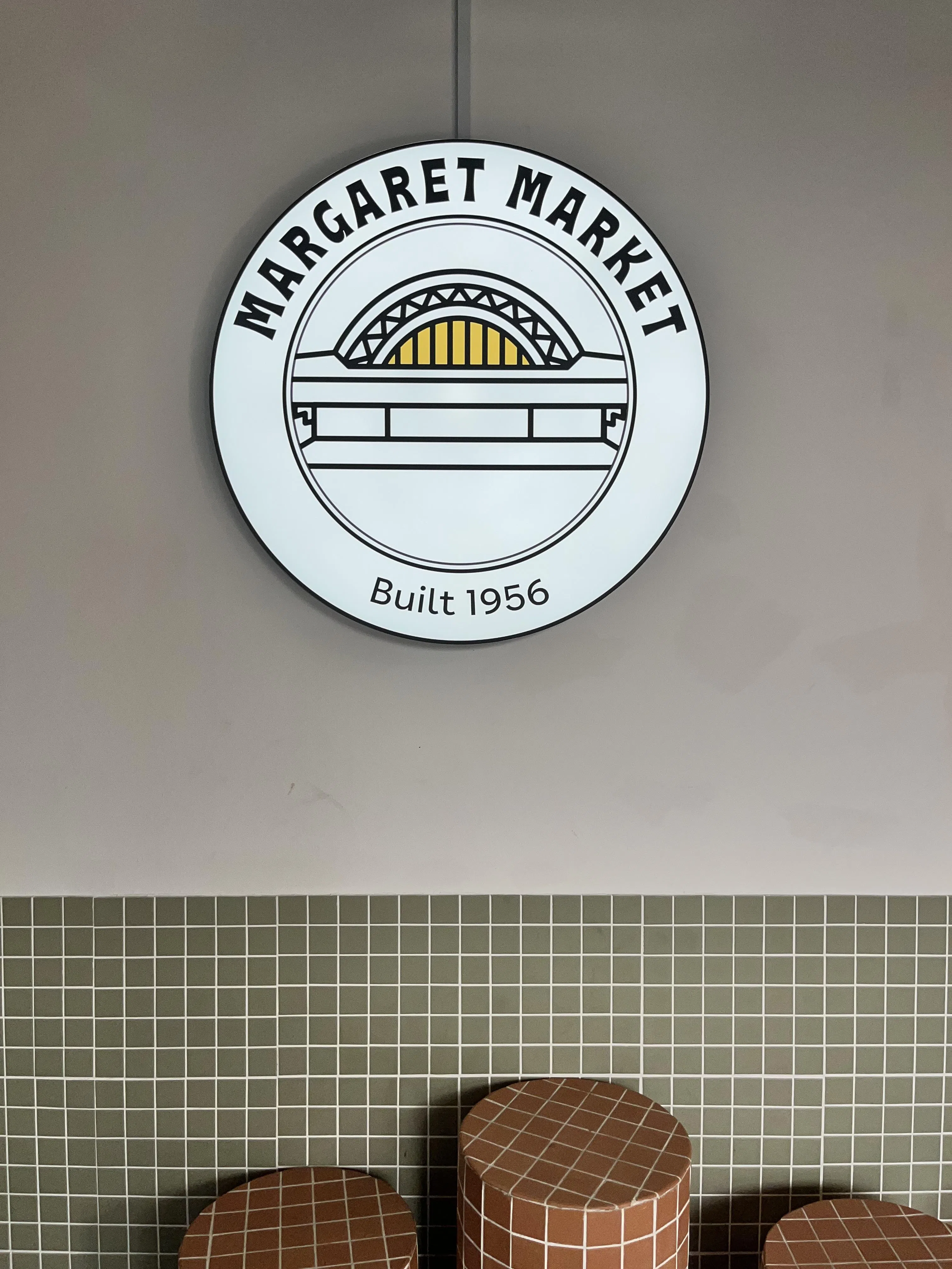 玛格烈市场一楼的标志突出了市场的半圆形屋顶，这个独特外形让巴刹过去常被街坊称为“棺材巴刹”。（受访者提供）