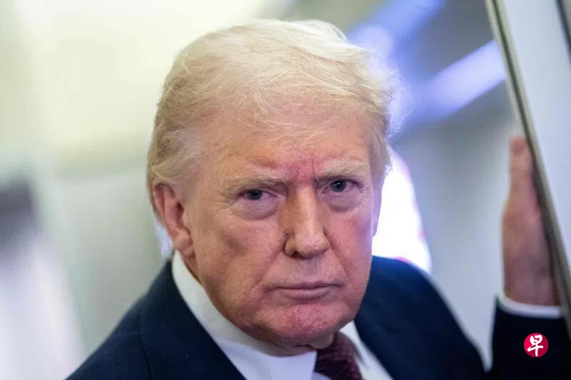 3月15日,美国总统特朗普在从佛罗里达州西棕榈滩飞往马里兰州安德鲁斯联合基地的空军一号上,向媒体讲话。 (法新社) 3月15日,美国总统特朗普在从佛罗里达州西棕榈滩飞往马里兰州安德鲁斯联合基地的空军一号上,向媒体讲话。 (法新社)