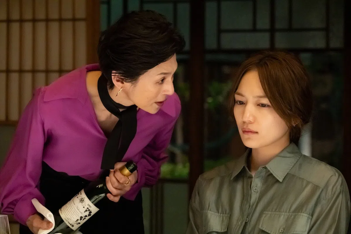 铃木保奈美（左）饰演气场逼人的大型经纪公司社长，对川口春奈饰演的记者威逼利诱。（互联网）