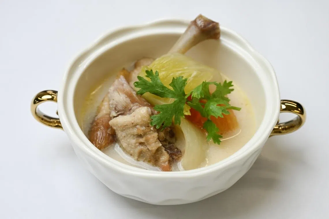 咸菜鸭汤，酸咸适中。（餐馆提供）