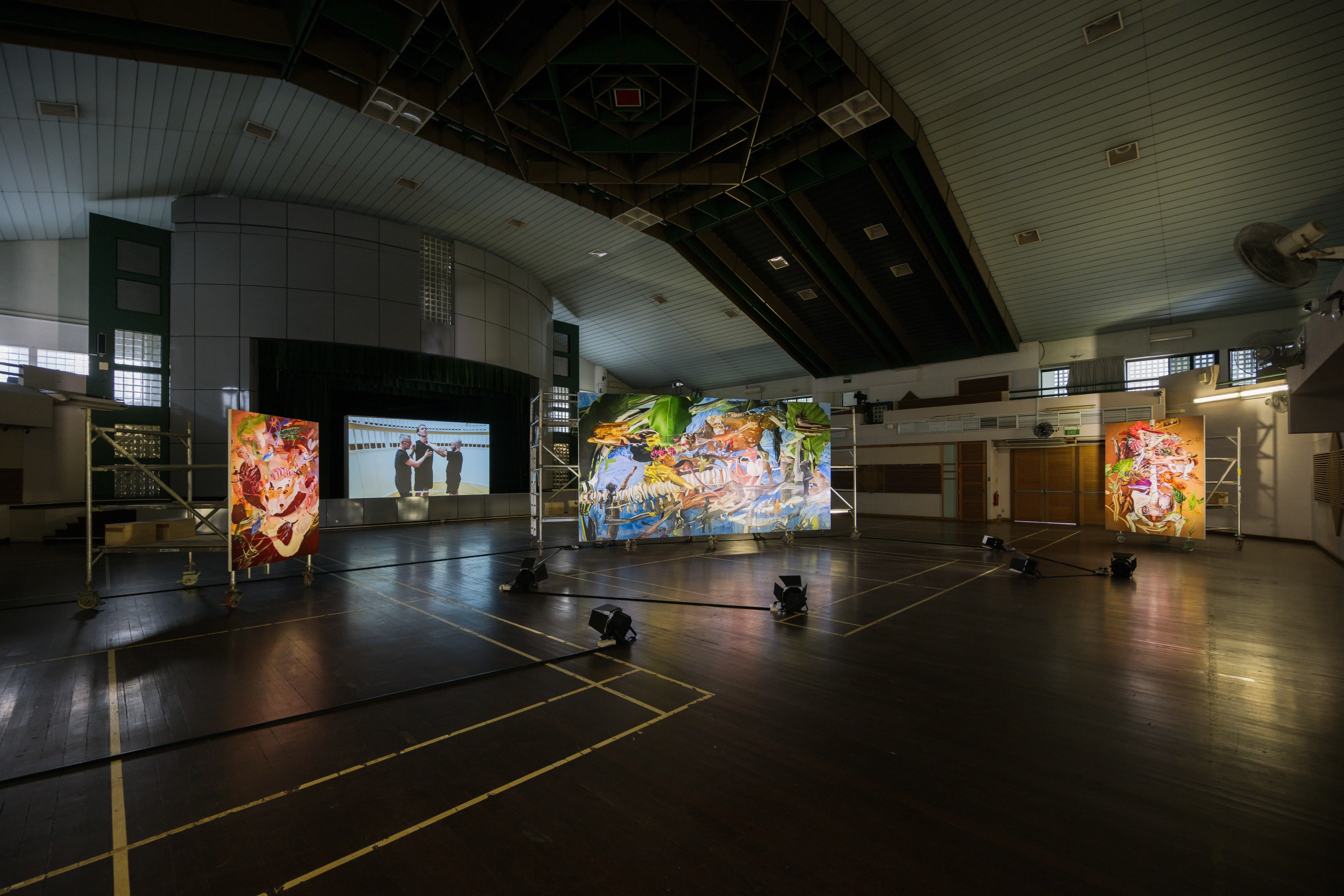 在安德生路20号旧校礼堂展示日本艺术家今津景的大型油画与韩国艺术家卓永俊的影像装置。（新加坡美术馆提供）