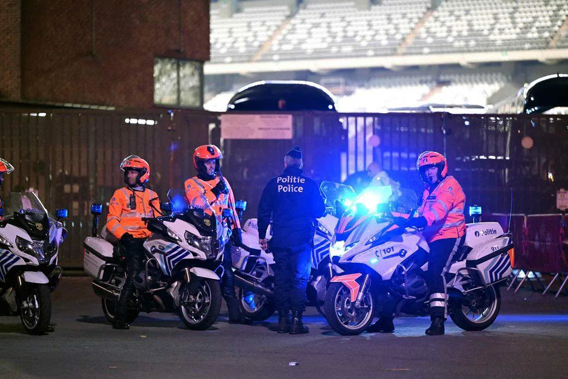 发生枪击事件后，体育场周边风声鹤唳，有大批警员巡逻驻岗。（法新社）