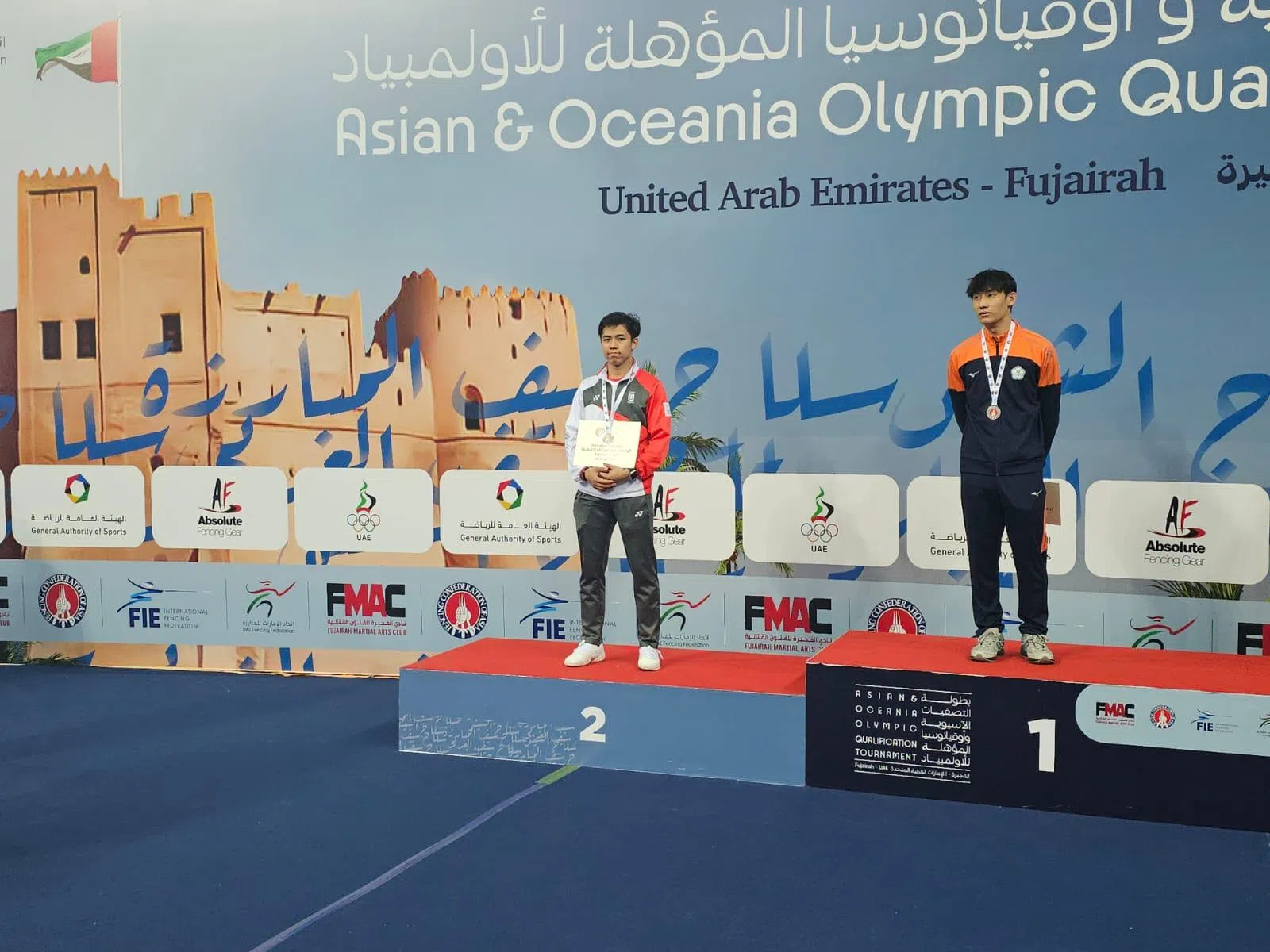 晨阳（左）不敌陈奕通，和巴黎奥运资格失之交臂。不过他今年才18岁，未来依旧值得期待。（新加坡击剑总会提供）