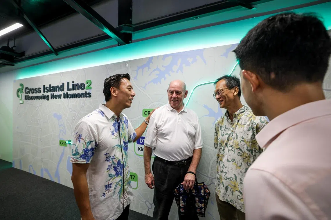 交通部代部长兼财政部高级政务部长萧振祥说，跨岛线凸显政府与自然组织领导能力。图为萧振祥（左起）在第二阶段动土仪式上与环境顾问奥登普西（Tony O’Dempsey）和自然协会前会长林肖恩博士交流。（叶振忠摄）