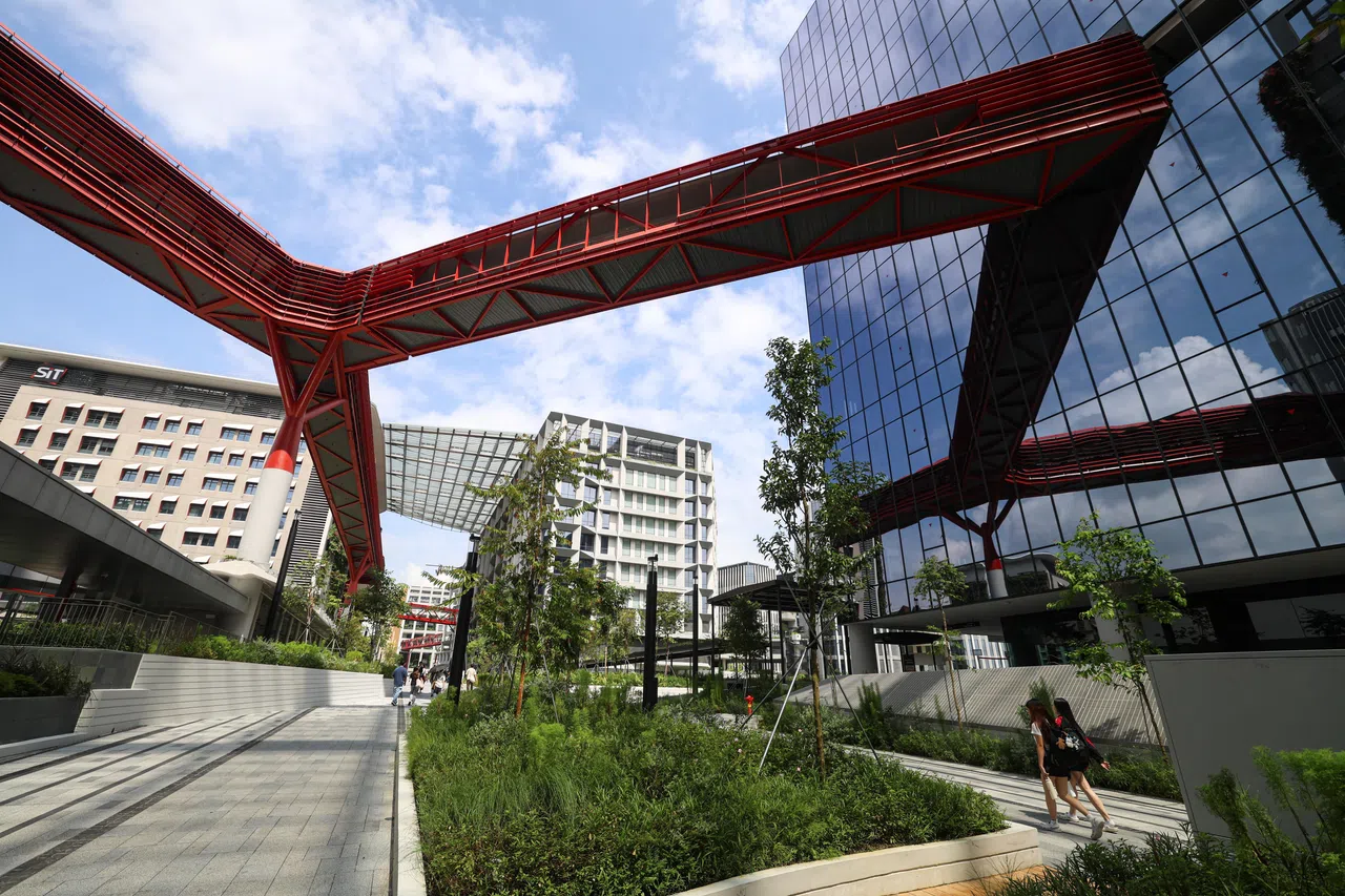 新工大校舍五楼也建造了名为“Collaboration Loop”的步道桥，全程约两公里串联东西区两个校舍，沿途设可折叠椅子方便休息。（关俊威摄）