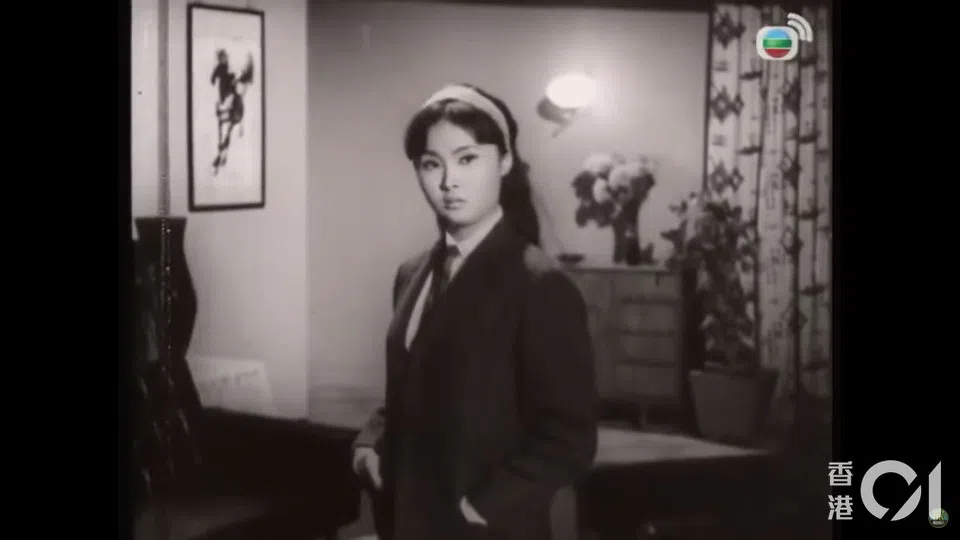 雪妮1964年演出《女黑侠木兰花》同名女主角，一炮而红。（视频截图）