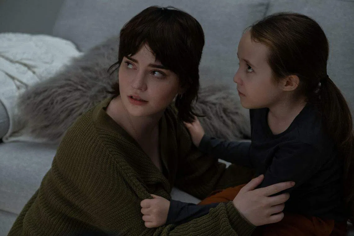 《柜魔》索菲撒切尔（左）和维维恩·莱拉·布莱尔饰演齐心对抗“柜魔”的姐妹。（迪士尼提供）