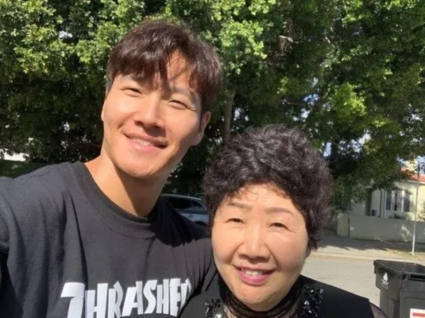 金钟国（左）经常带母亲出游，被称赞为孝子。（互联网）