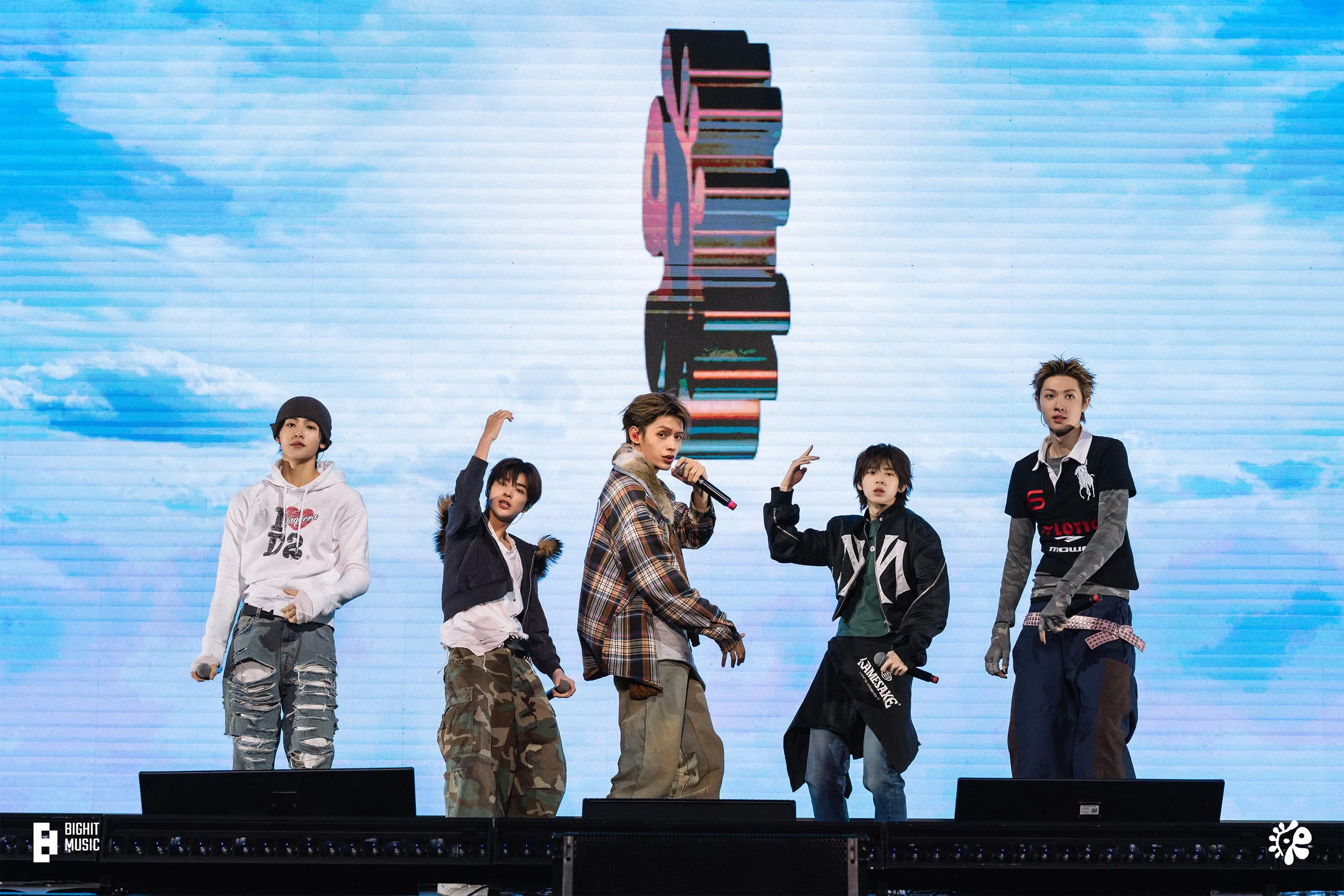 五人演出时能量满满、气势十足。（取自团体Weverse）