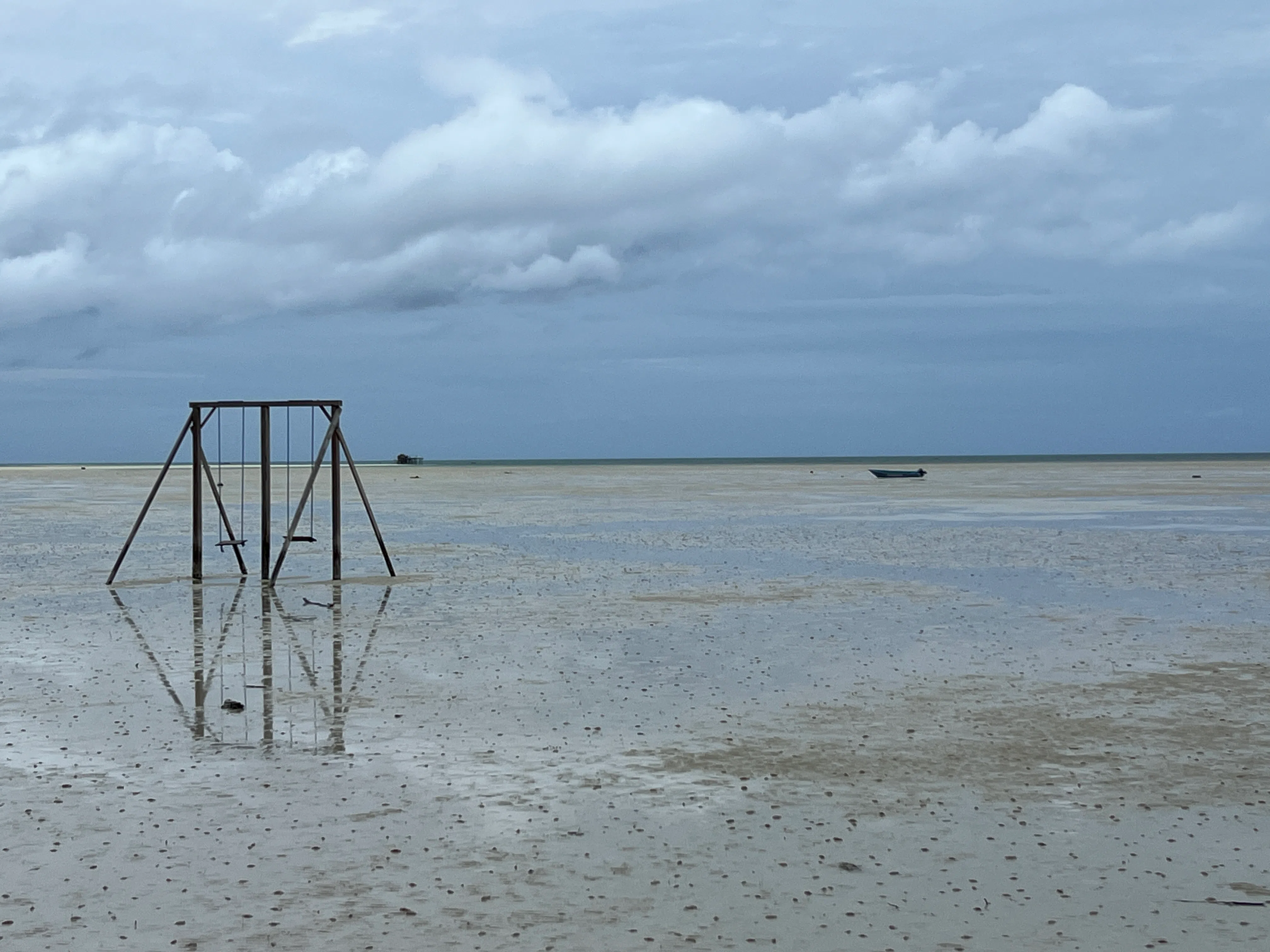 Ohoidertawun沙滩一退潮就暴露出宽广的滩涂。（叶孝忠摄）