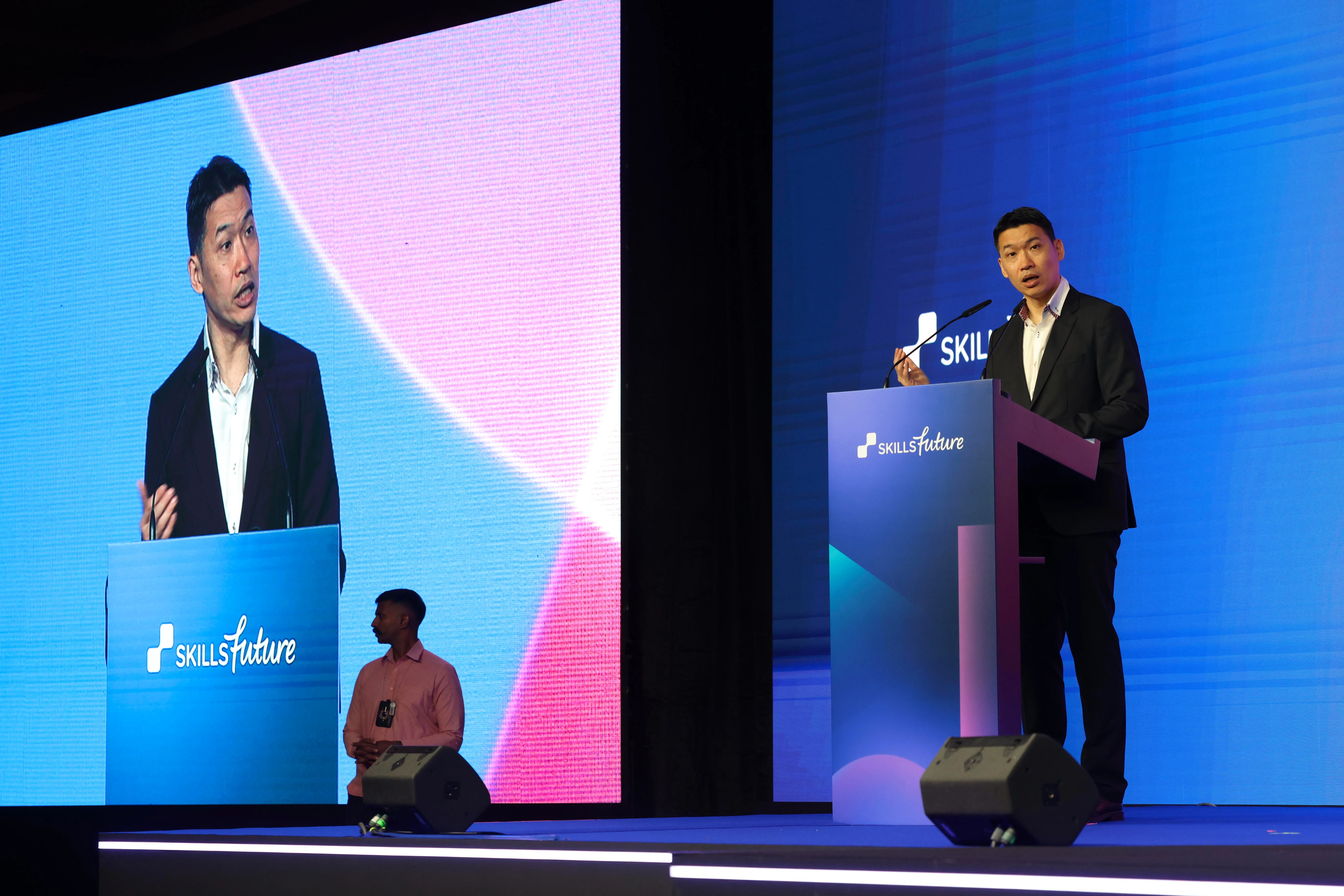 文社青部代部长兼教育部高级政务部长梁振伟，星期二在精深技能发展局培训与成人教育大会致开幕辞时说，人工智能和先进机器人等技术，正重塑未来的工作模式。（郑一鸣摄）