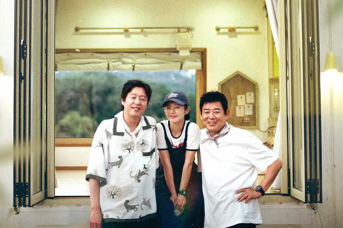 新一季将迎来新成员张娜拉（中）加入成东镒和金希沅的主持阵容。（Viu提供）