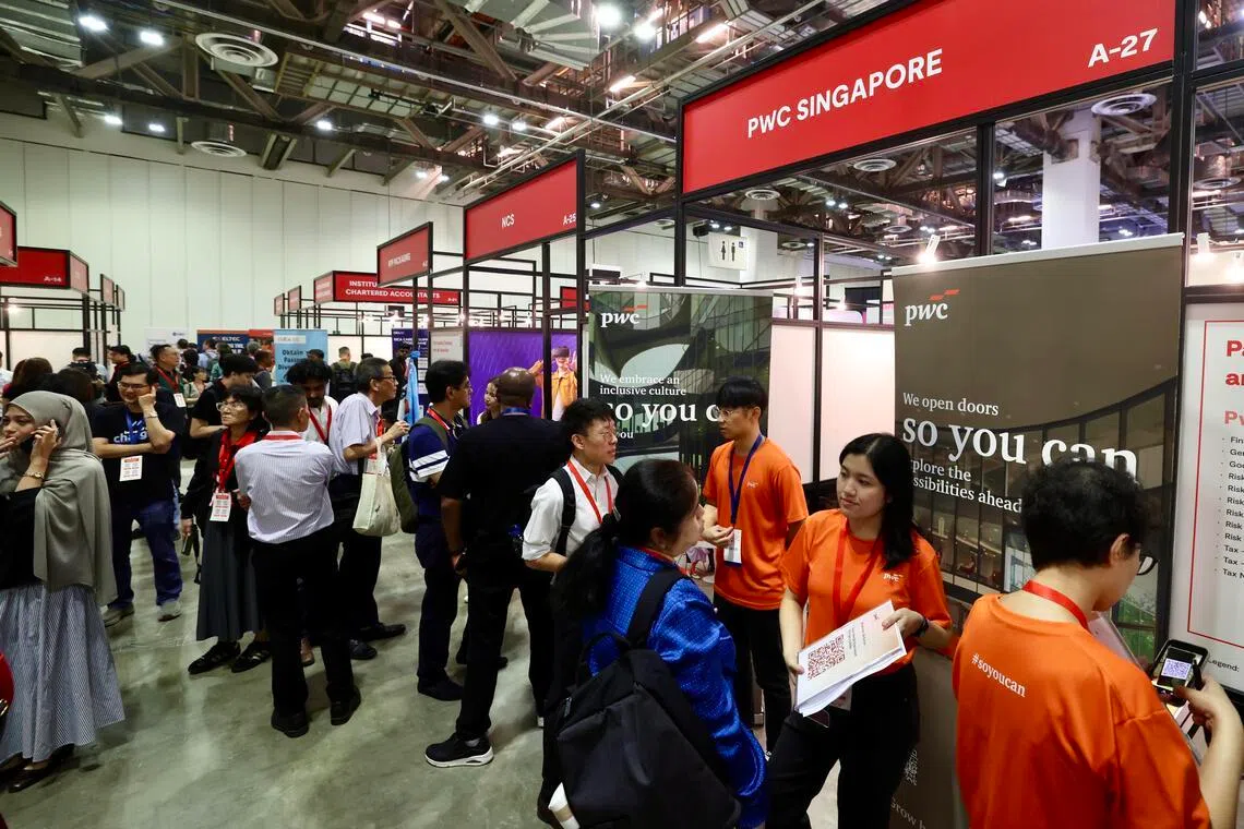 迈入第二届的职总职业创新博览会，星期五起一连两天在滨海湾金沙会展中心举行。现场提供逾5000个就业机会，包括许多面向应届毕业生和年轻人的入门级职缺。（陈斌勤摄）