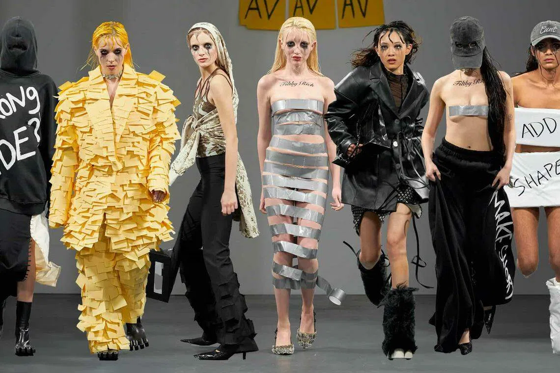 “没时间设计，没时间解释”赶场秀是Avavav最新的时装秀主题，这是设计师对时装出产季度过密的控诉。（Avavav提供）