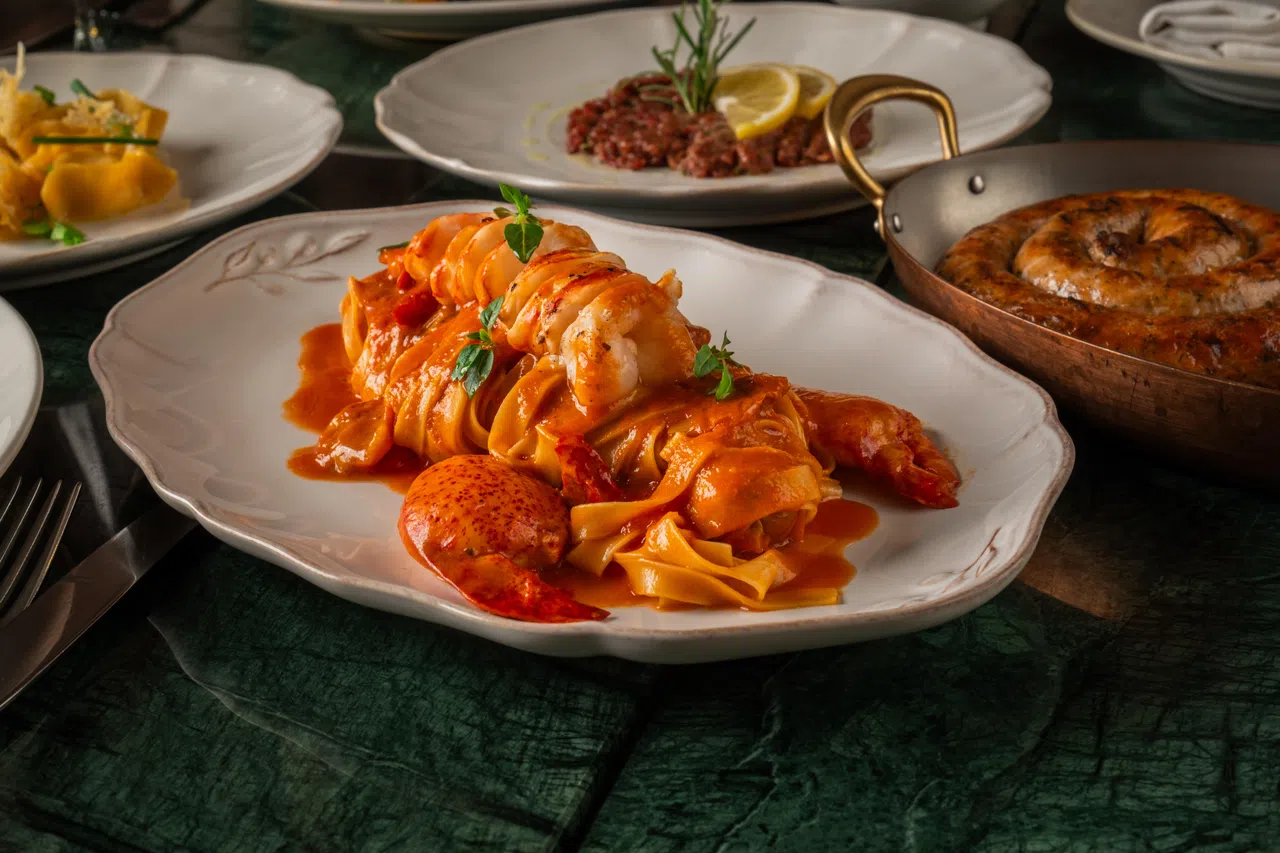 龙虾意大利宽面选用波士顿龙虾肉，并以龙虾壳熬制的浓郁汤底慢炖调味。（餐馆提供）