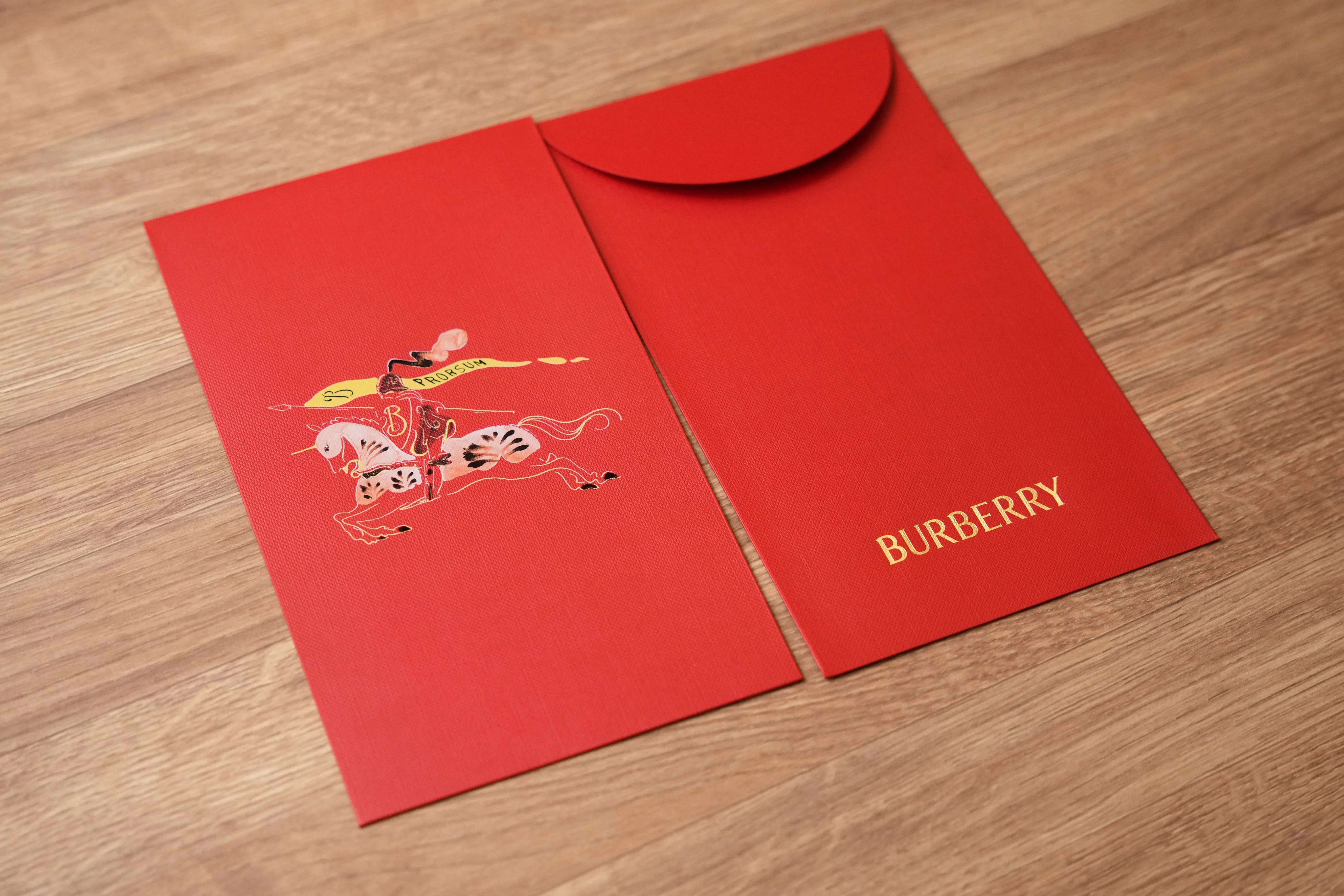 Burberry红包为品牌标志的骑士上色。（谢智扬摄）