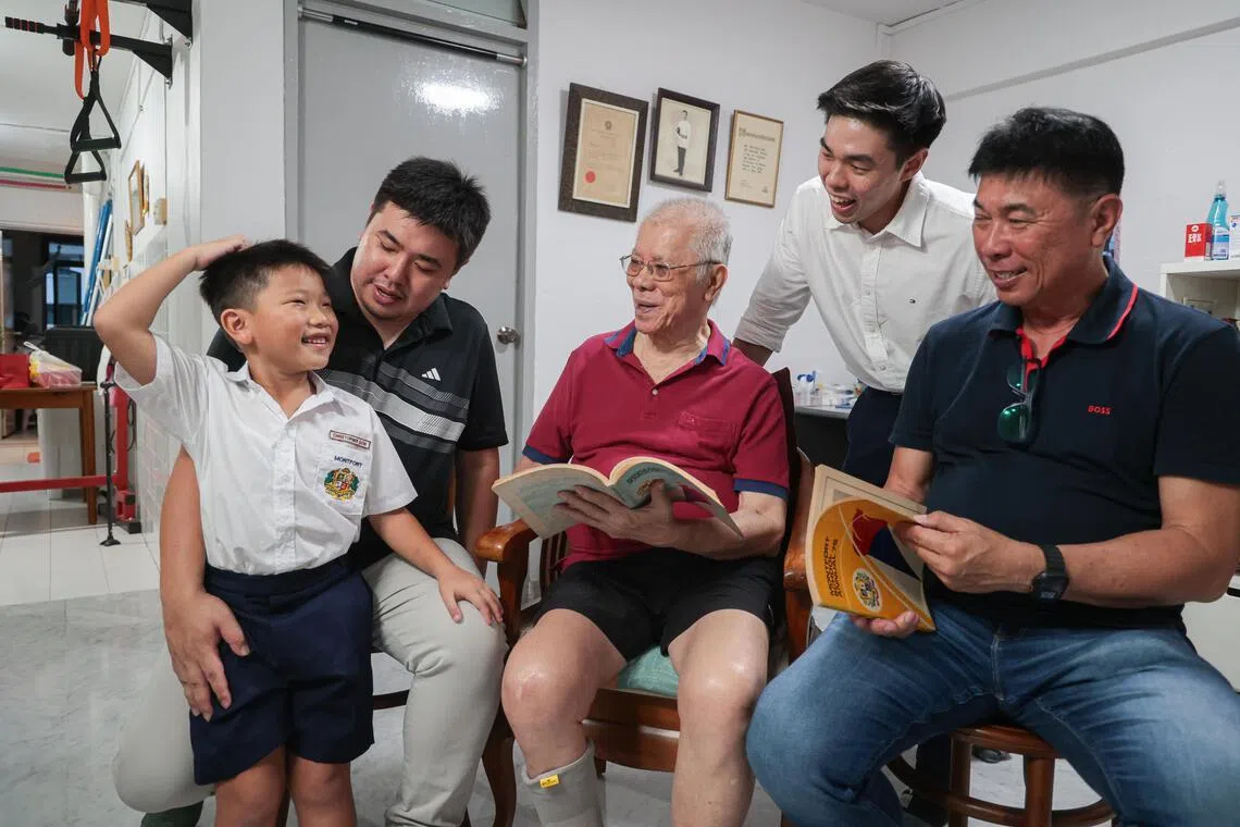7岁吴正义（左一）今年刚进入蒙福小学一年级。他的父亲吴昱贤（左二起）、曾祖父吴赞益、叔叔吴昱奋，以及祖父吴汉明都是蒙福校友。（李冠卫摄）
