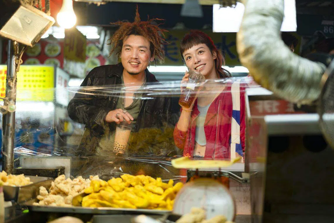 春风（左）和宋芸桦在片中共谱老大爱上洗头妹的恋曲。（嘉华院线提供）