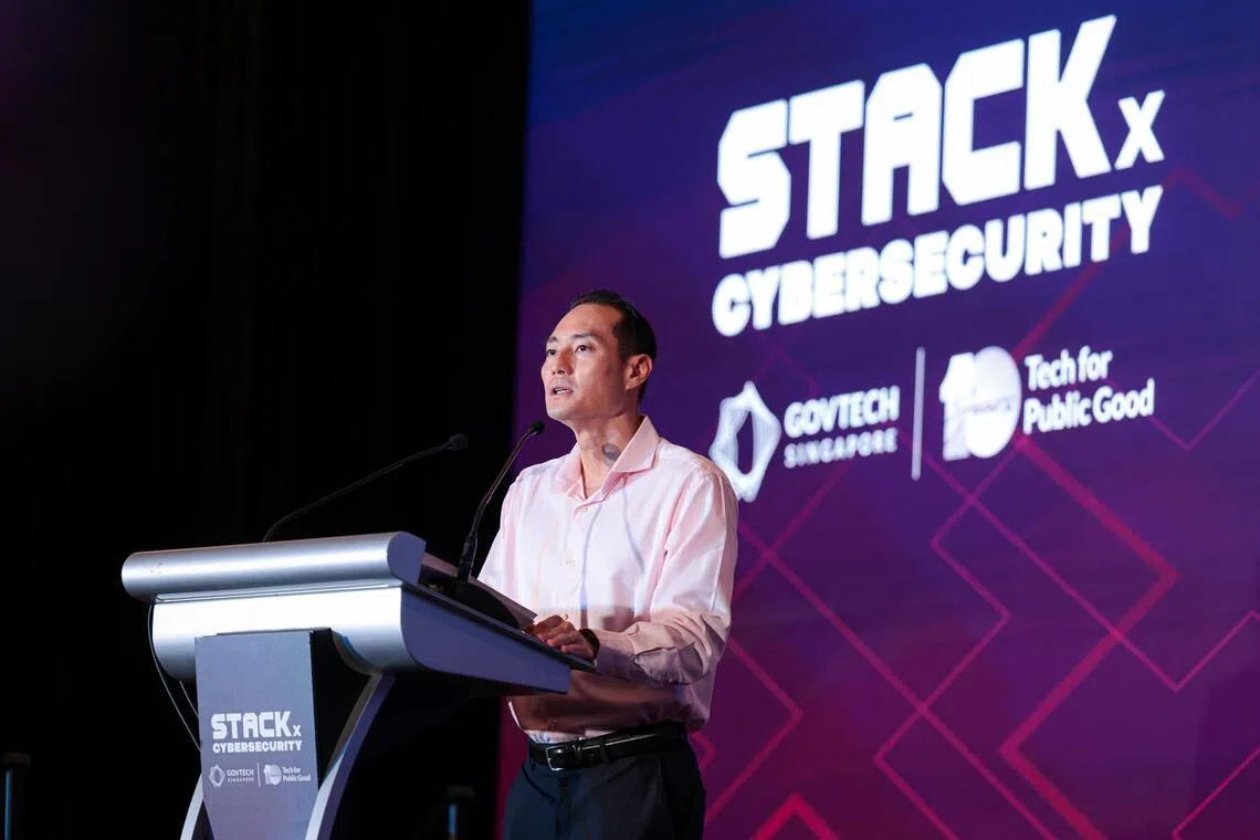 陈杰豪致辞时指出，政府和社会的数码化取得了显著成就，但网络攻击面也大幅增加，因此企业组织须从根本上重新思考网络安全策略。（李冠卫摄）