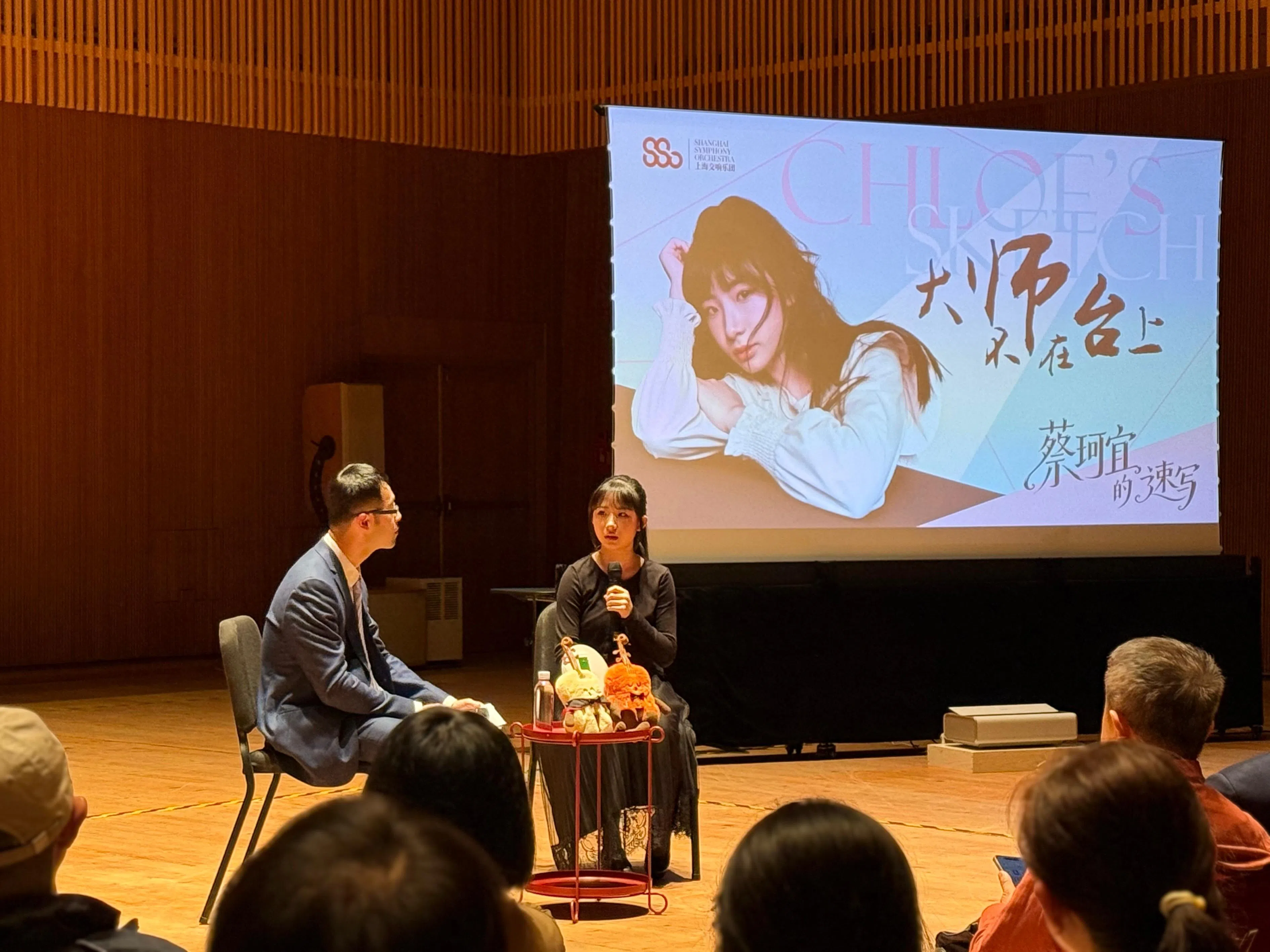 蔡珂宜在“大师不在台上”系列乐迷见面会上，分享对音乐的理解及舞台以外的生活，吸引50余名乐迷到场。（张鹤杨摄）