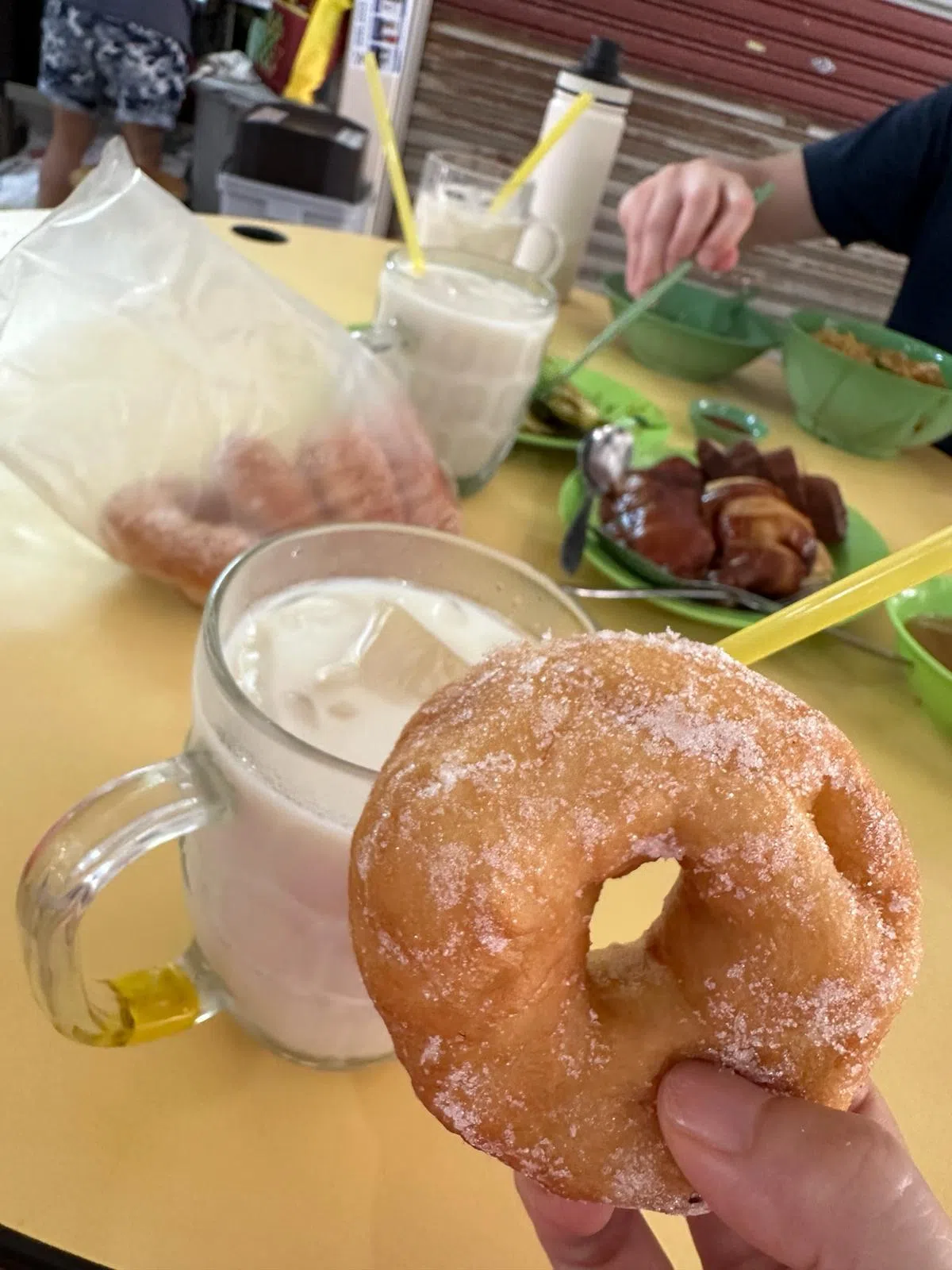 环岛小组成员郑媛元特别推荐皇后巴刹与熟食中心的现炸甜甜圈。（杨芷宜提供）