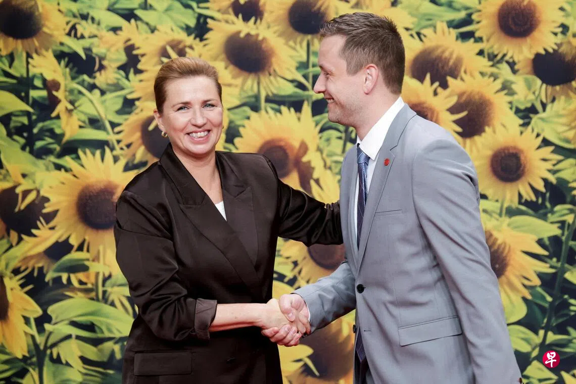 2025年10月2日，格陵兰岛自治政府总理尼尔森（右）和丹麦首相弗雷泽里克森在哥本哈根举行的欧洲政治共同体峰会会面。 （路透社档案照片）