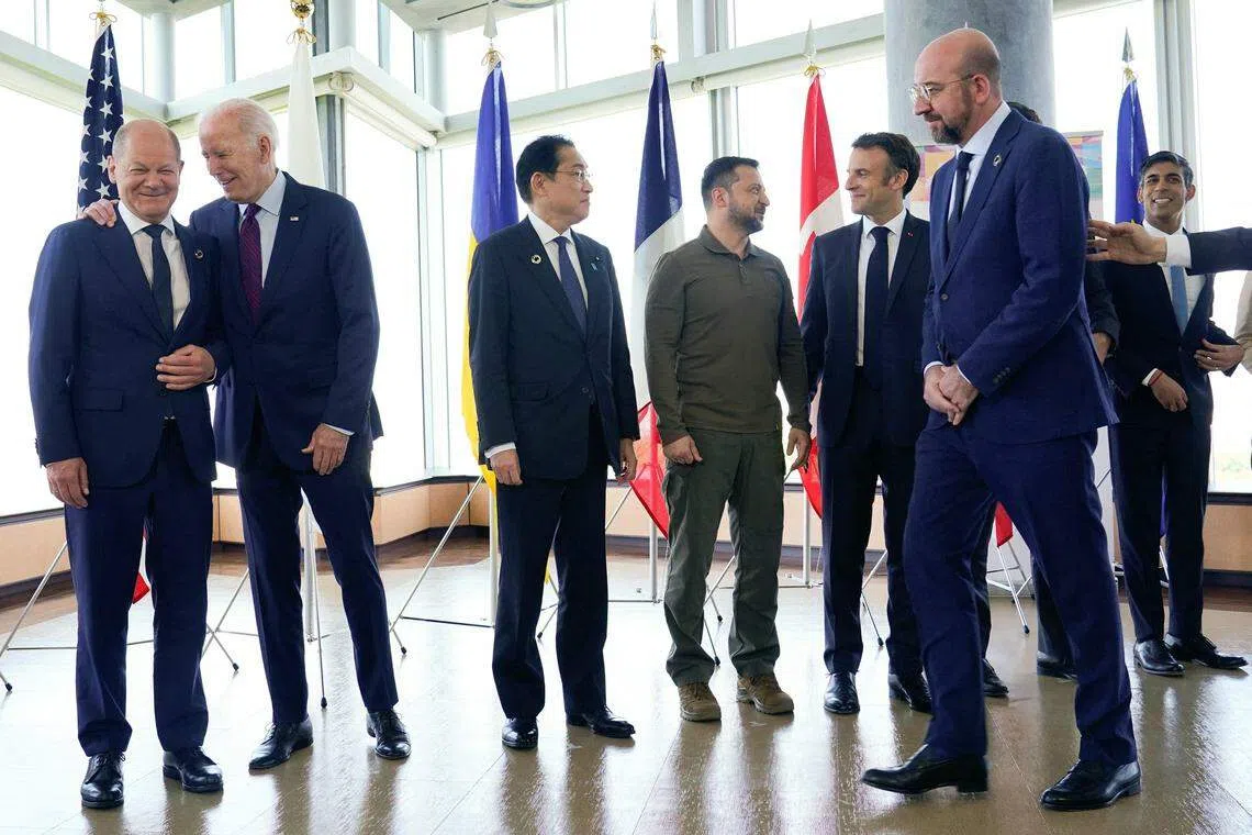 乌总统泽连斯基（右三）在日本广岛与七国集团（G7）领导人讨论乌克兰局势。（路透社）