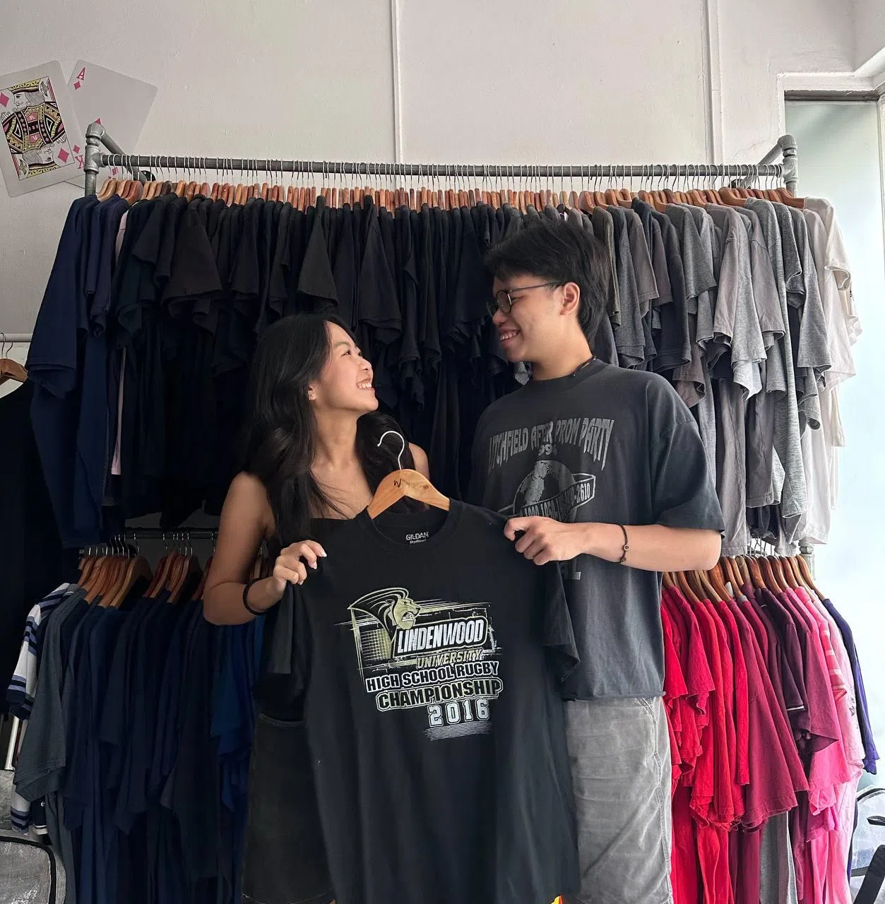 曾晴蔚（左）负责管理社交媒体账号和宣传，陈勇骏则负责管理物流。（受访者提供）