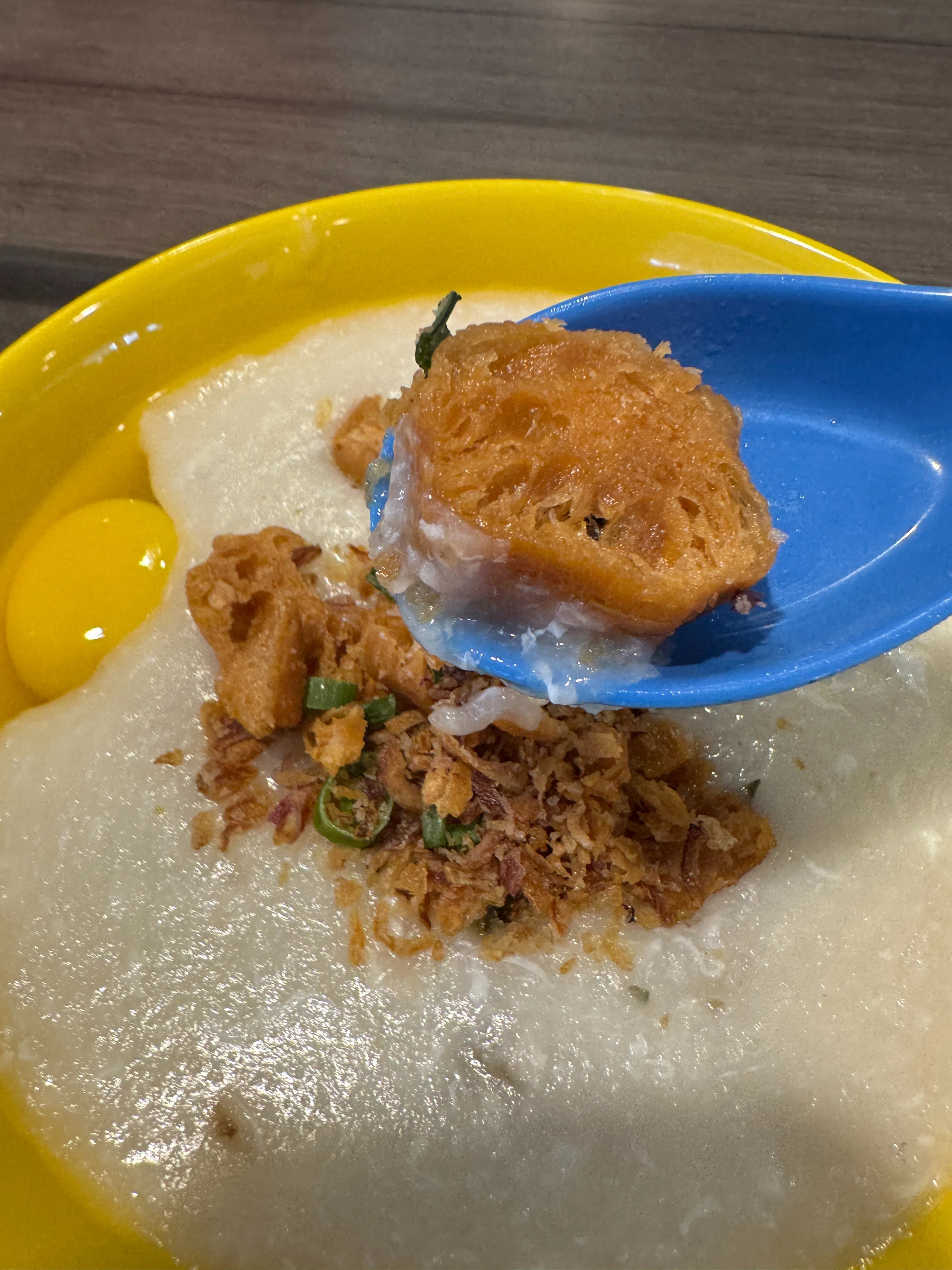 切了再炸透的油条，香脆可口。（翁铭芯摄）