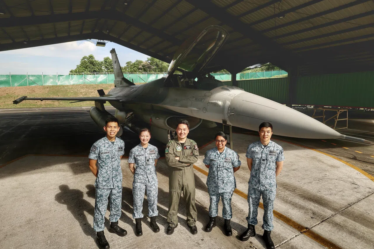 F-16战机的安全起降，离不开飞行员和地面多个部门的紧密合作。左起为：空军工程师苏铭杰二级军事专才、空中交通控制员区玮婷上尉、F-16飞行员黄伟城少校、空军工程师贾亚库马兰（Sugeetha Jayakumaran）三级军事专才，以及阿帕奇攻击直升机飞行员王彦撰上尉。（郑一鸣摄）