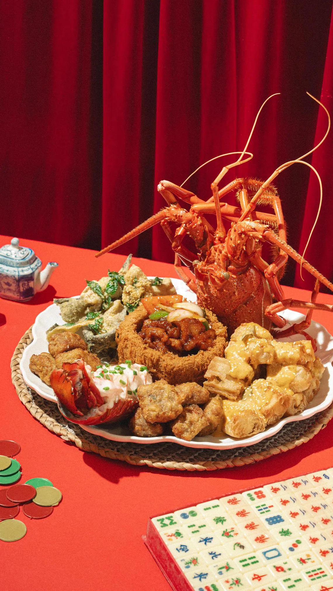 琼荣记海鲜的创新年菜龙虾拼盘。（餐馆提供）