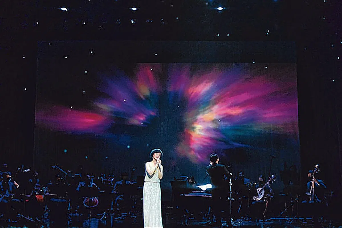 去年9月举办的“我只在乎你”音乐会上，鼎艺团首次利用全息投影技术，在舞台上再现邓丽君身姿，惊艳四座。