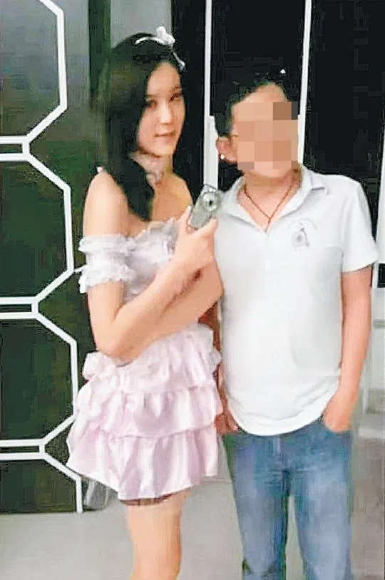 网民晒张馨月（左）穿女仆装照片，指她过去在KTV陪客。