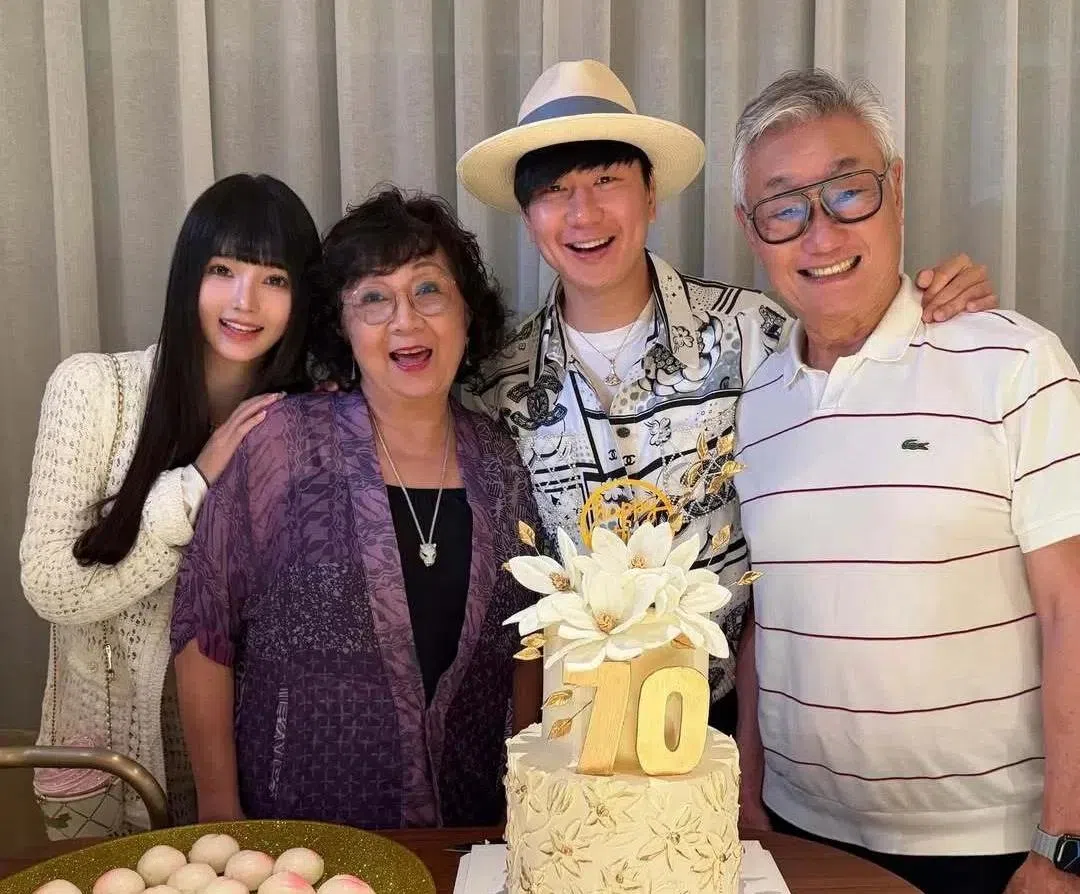 林俊杰（右二）日前公开认爱，合体绯闻女友“七七（左一）”陪妈妈过70岁大寿。（取自林俊杰IG）