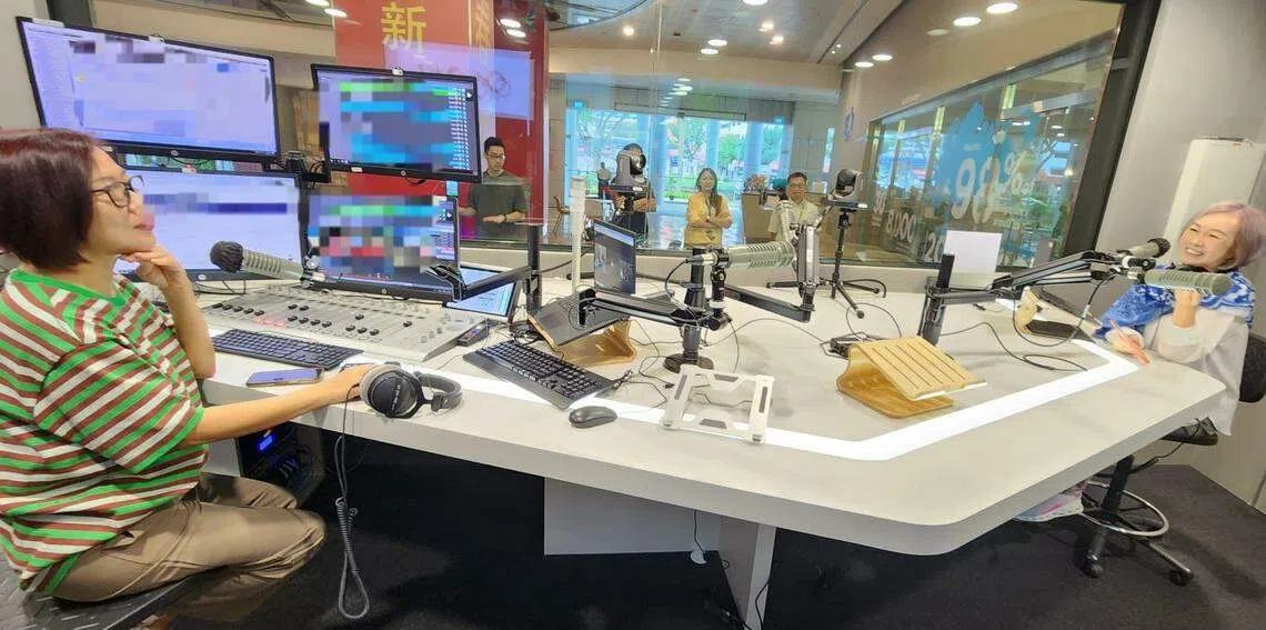 熊美玲（右）在电台直播室和主持人林安娜畅聊人生。（林安娜提供）