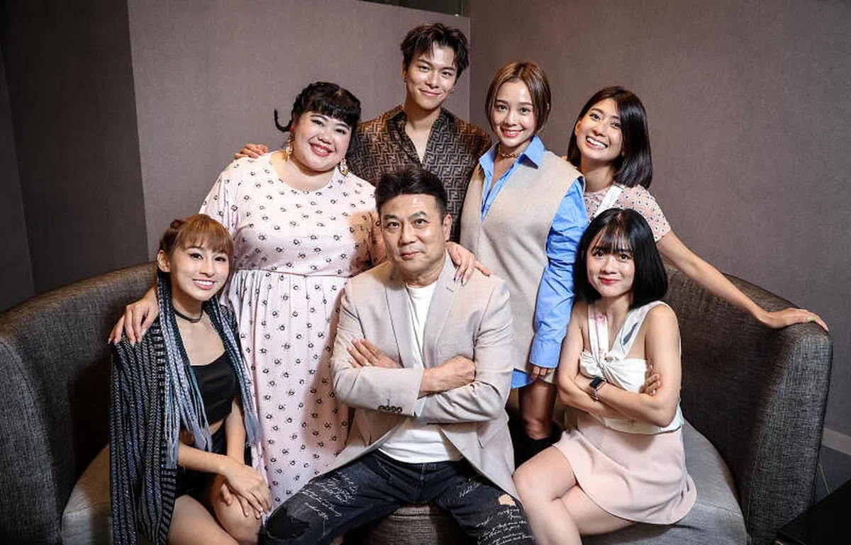 梁志强与《女兵外传2》众演员。（摄影：叶振忠） 