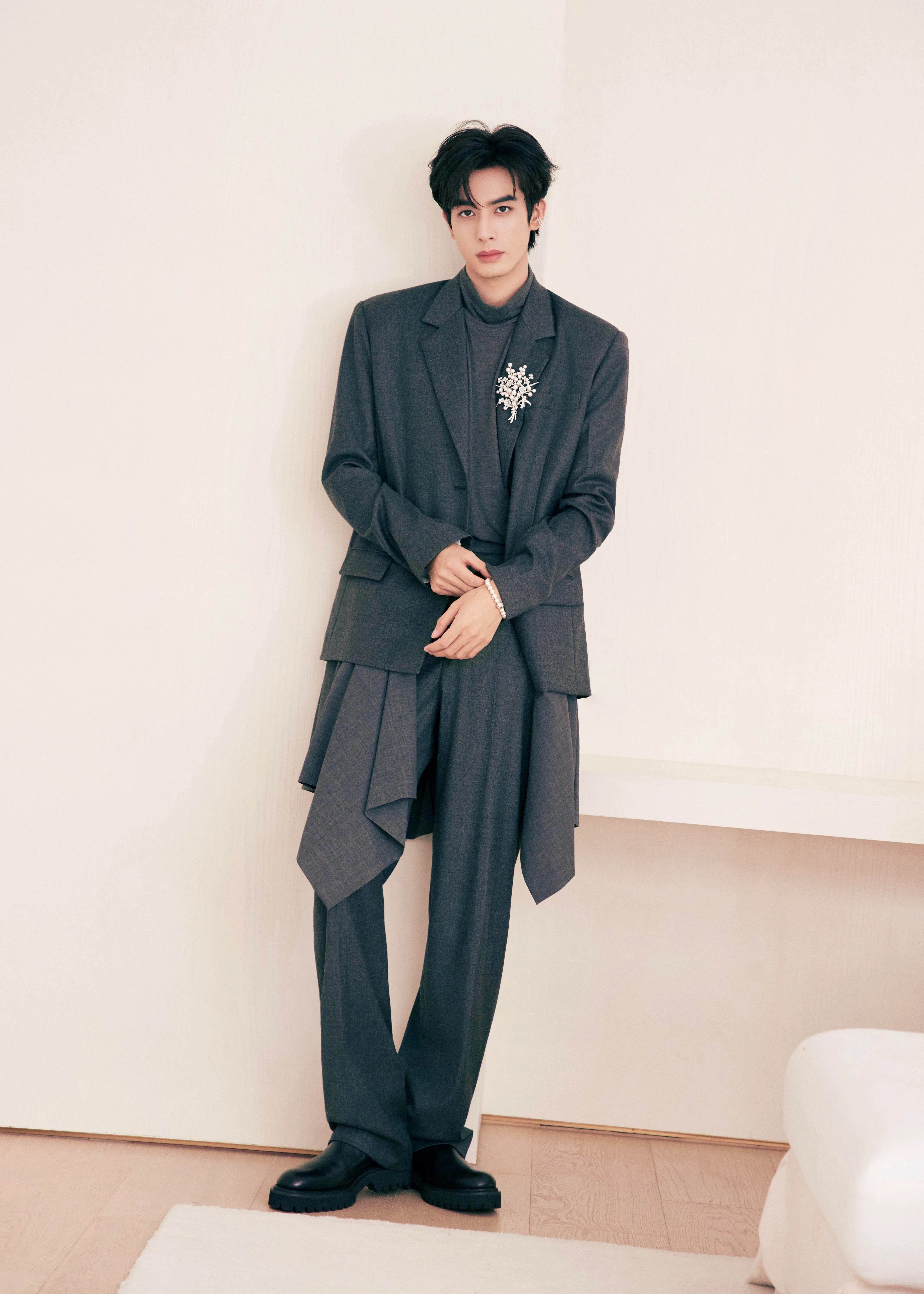 宋威龙凭《以家人之名》中高冷霸气的牙科医生凌霄，虏获许多观众的少女心。（取自艺人工作室微博）