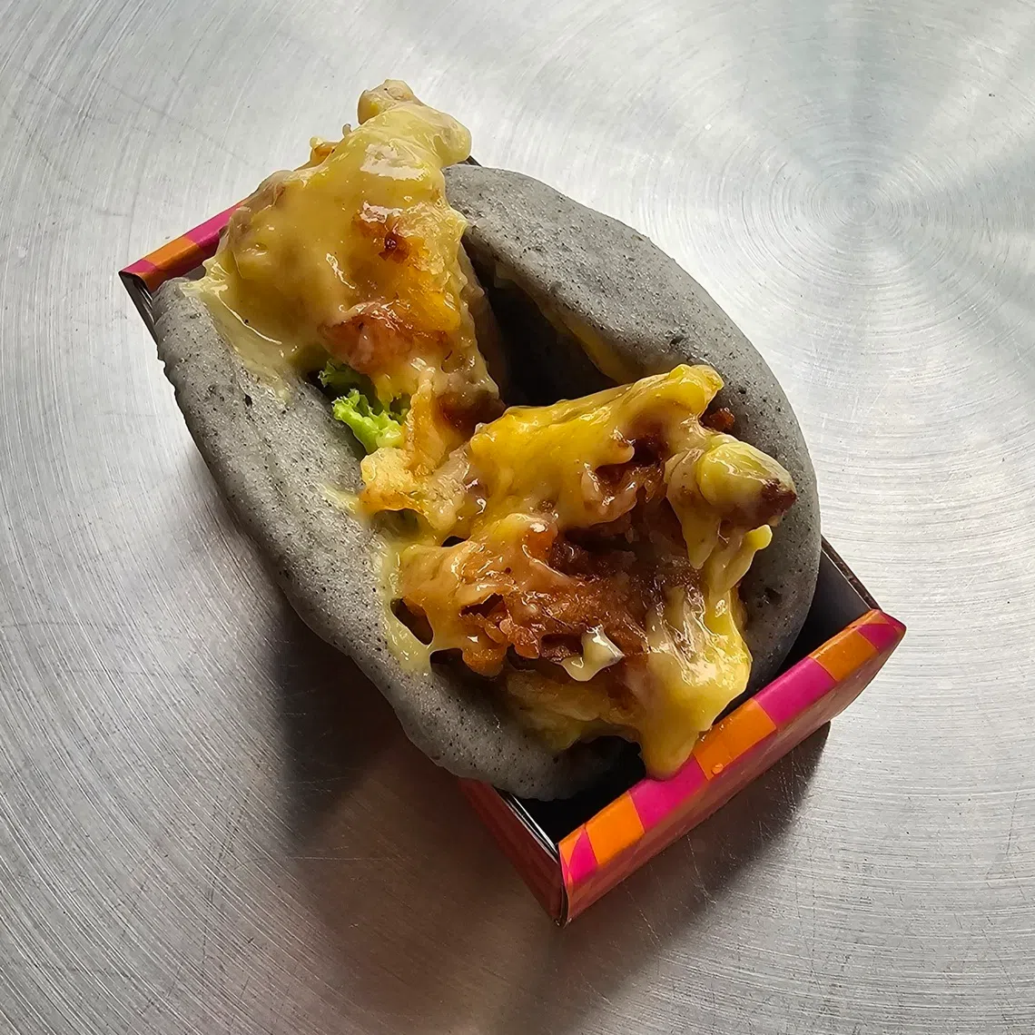 Bao Makers咸蛋鸡肉包，软香芝麻包裹入咸蛋鸡肉。（黄亿敏摄）