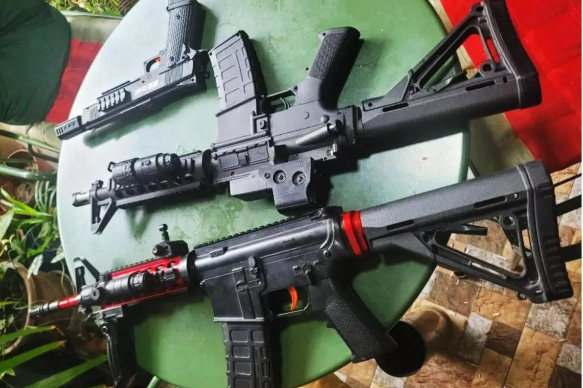 反贪会在突击行动中，也起获一些仿真枪械。（星报）