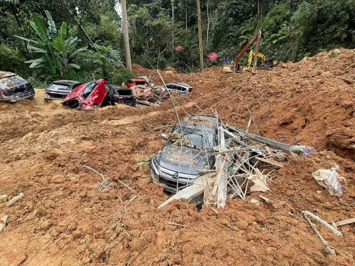 据现场所见，黄泥堆里可看见多辆报销的汽车，车顶都已经被砸扁。（萧郡瑜摄）