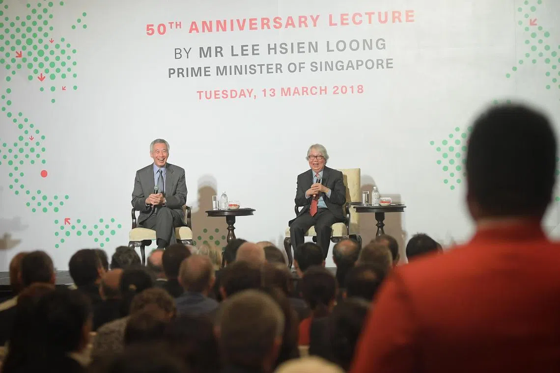 李显龙总理（左）在2018年3月举行的尤索夫伊萨东南亚研究院50周年纪念讲座上重申亚细安的重要性。讲座的问答环节由巡回大使许通美主持。（档案照片）