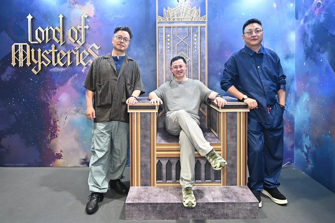 刘兴（左起）、朱珂与熊可在亚洲动漫节的《诡异之主》打卡拍照区留念。（Crunchyroll提供）